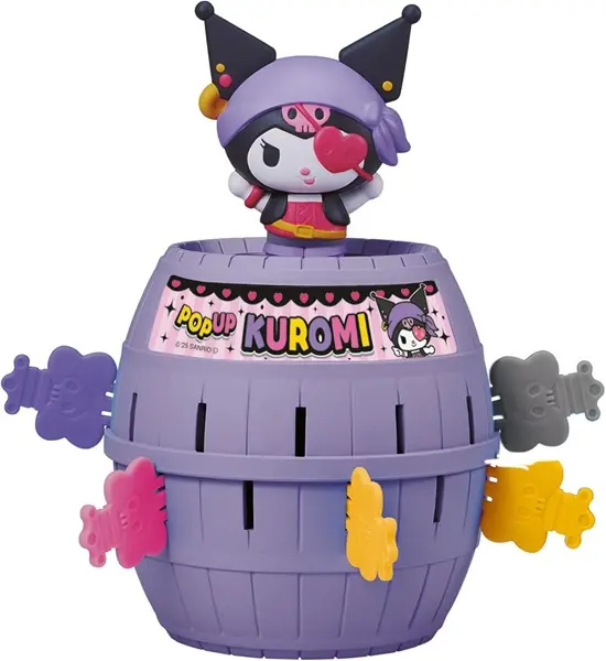 Fioletowa beczka pop-up Kuromi z figurką pirata i kolorowymi spinkami. Białe tło.