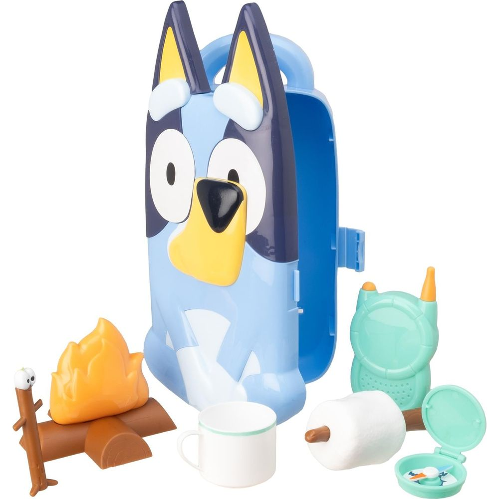 Etui z zabawkami Bluey z ogniskiem, kubkiem, pianką i krótkofalówkami.