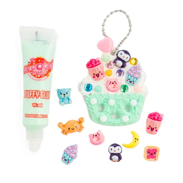 Miętowo-zielony breloczek w kształcie babeczki z dekoracjami kawaii i tubką kleju.