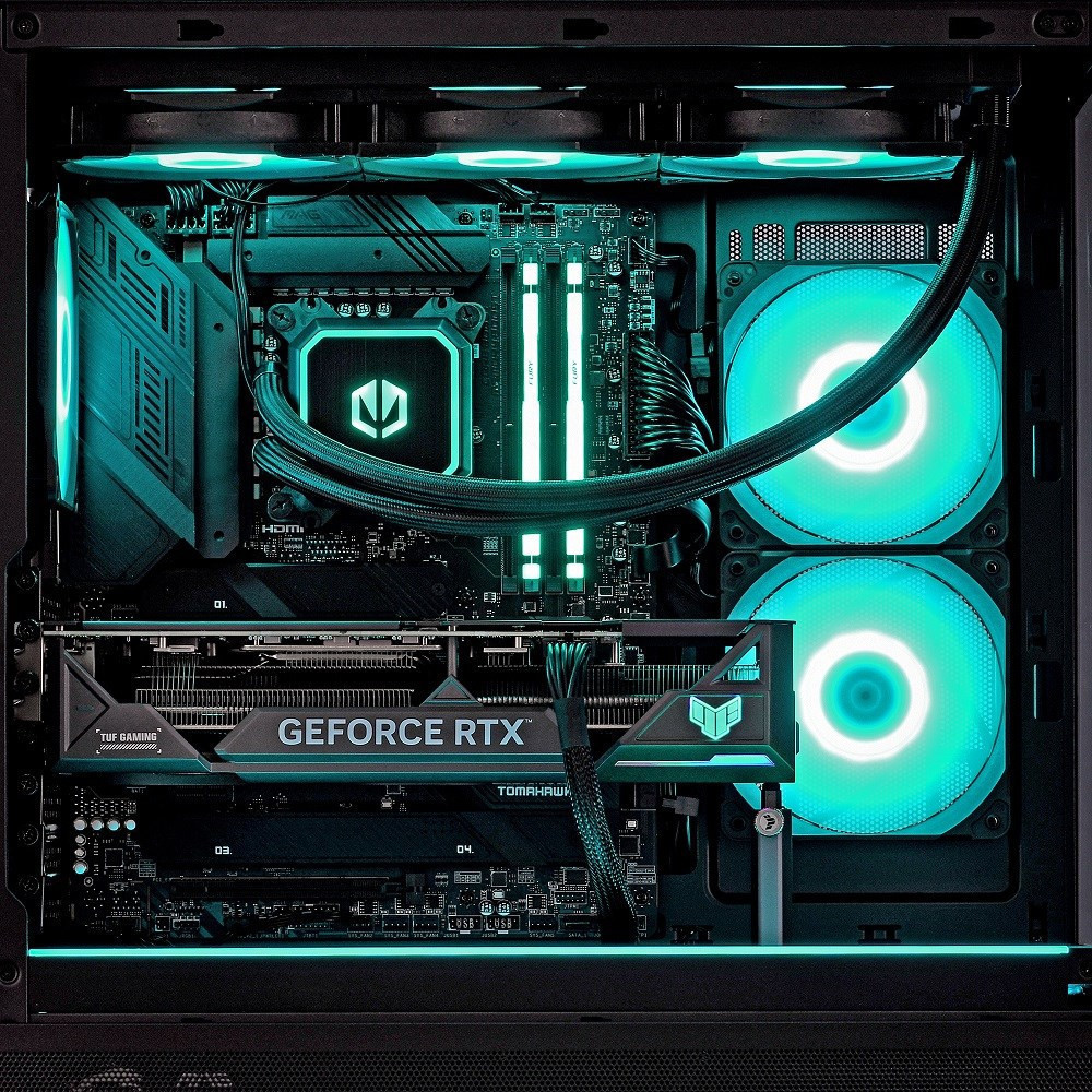 Un case per PC con scheda grafica, dissipatore CPU e ventole illuminate di turchese.