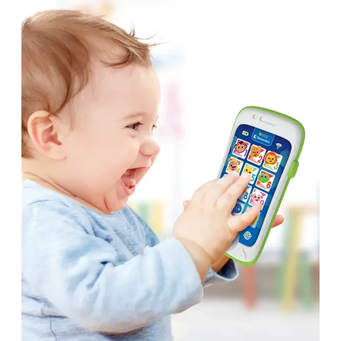Niemowlę śmieje się, trzymając zabawkę telefon z ikonami zwierząt i cyframi.