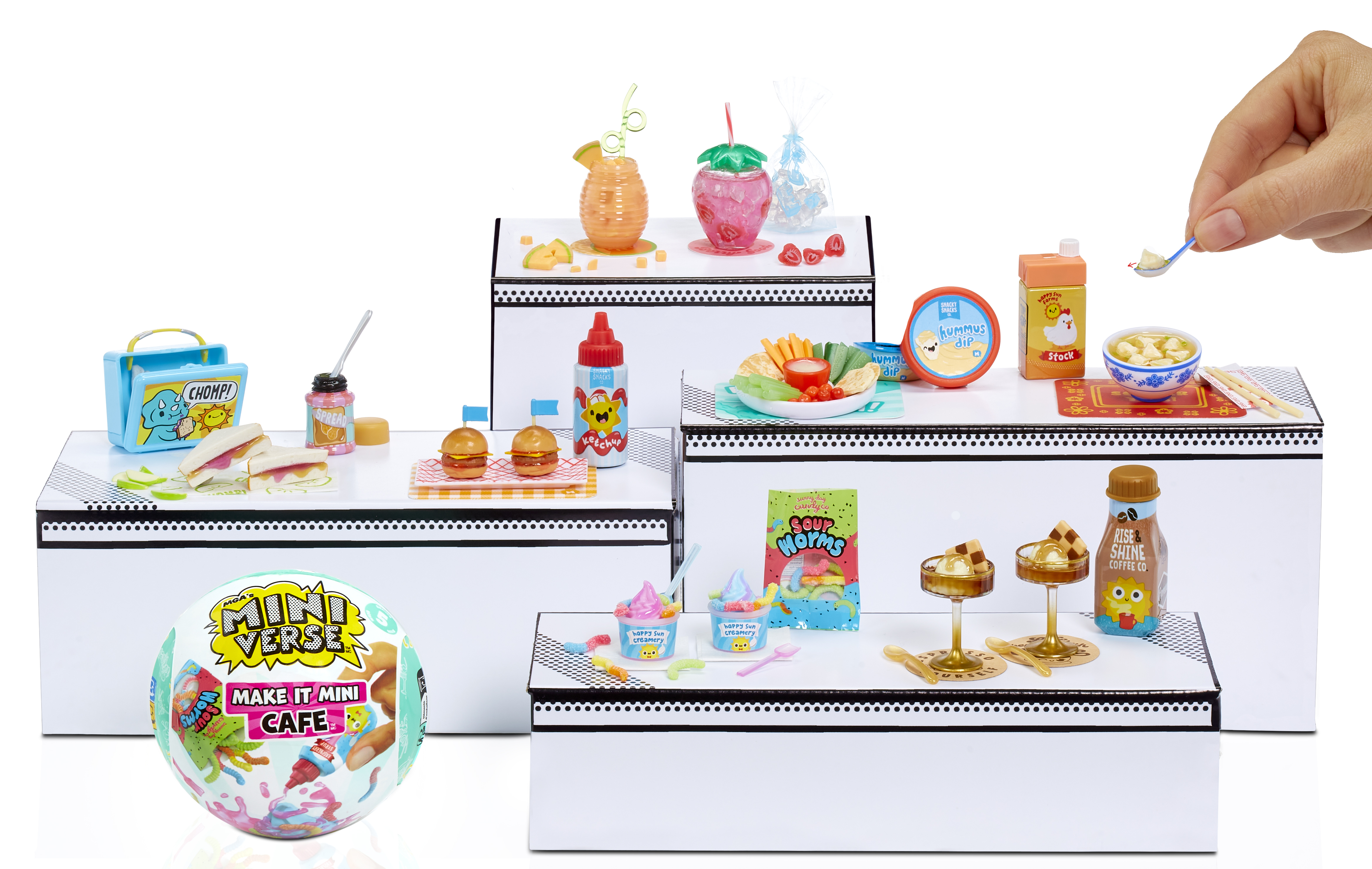 Zabawki miniaturowej kawiarni z kanapkami, burgerami, napojami i słodyczami.