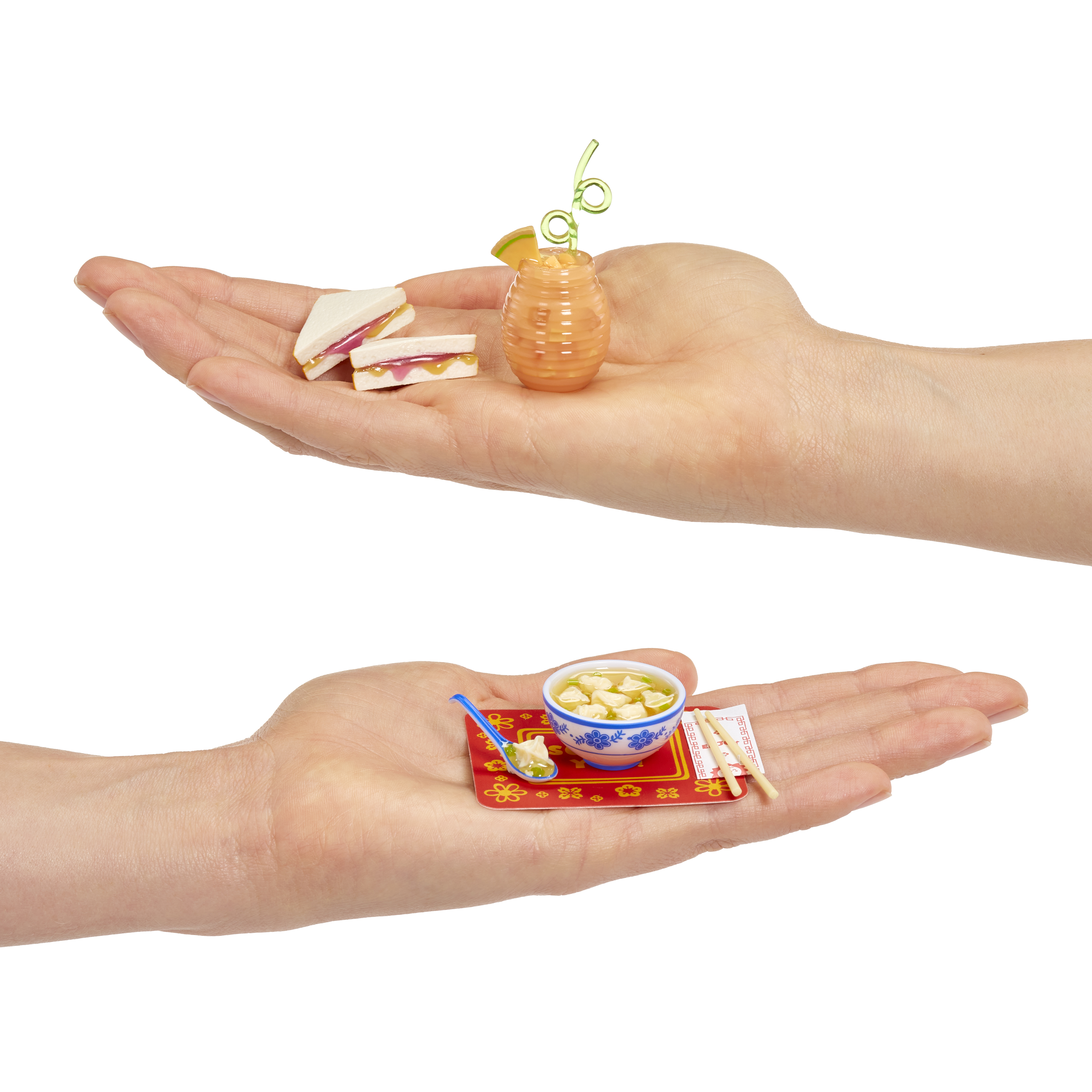 Mini kanapki i napój w jednej dłoni; zupa z makaronem i pałeczkami w drugiej.