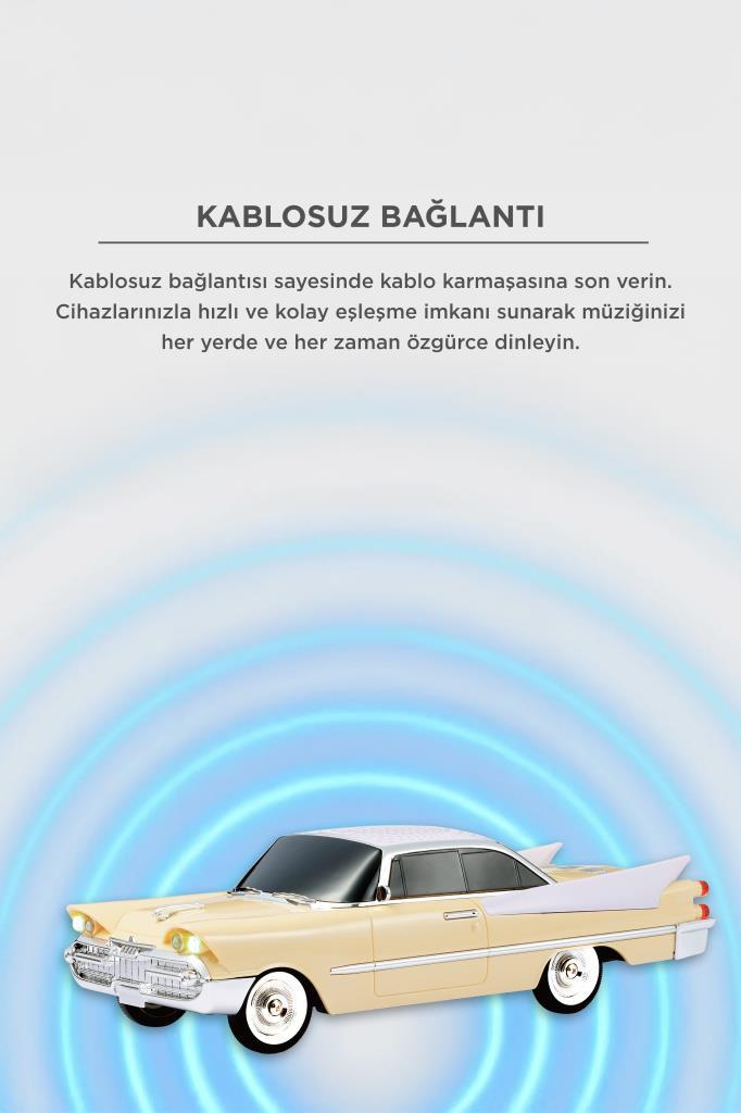 Arkada mavi halkalarla bezeli bej renkli klasik araba.
