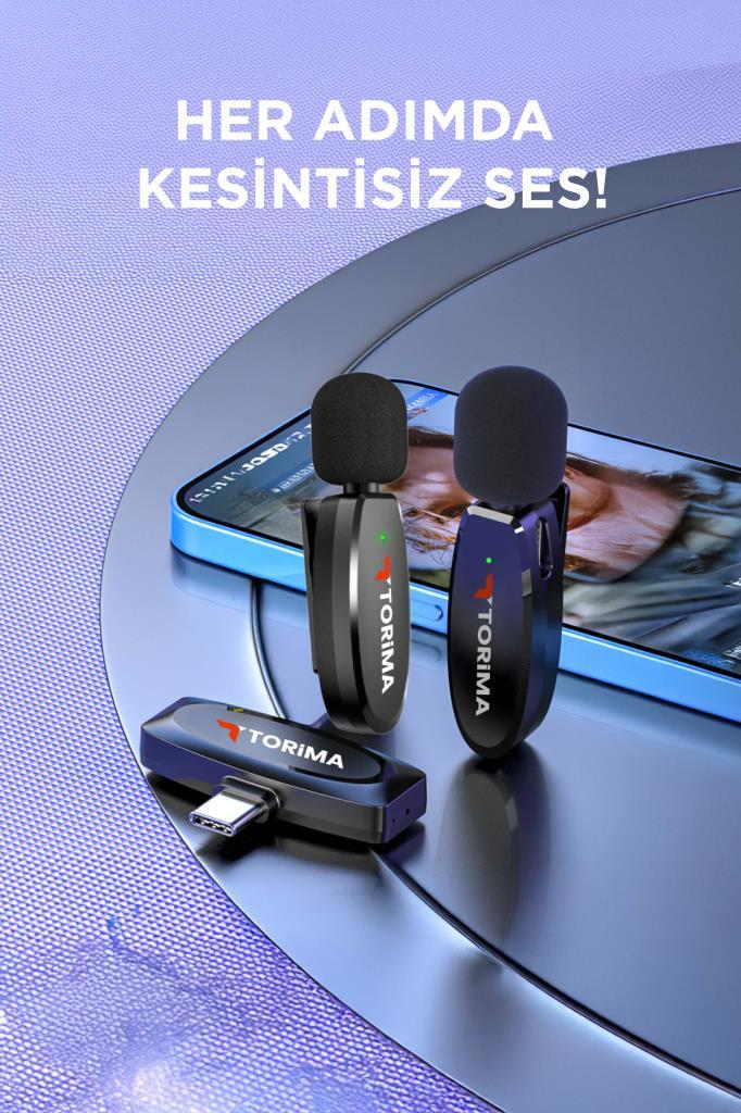 Klipsli üç Torima mikrofon ve bir USB-C dongle mavi bir telefon üzerinde duruyor.