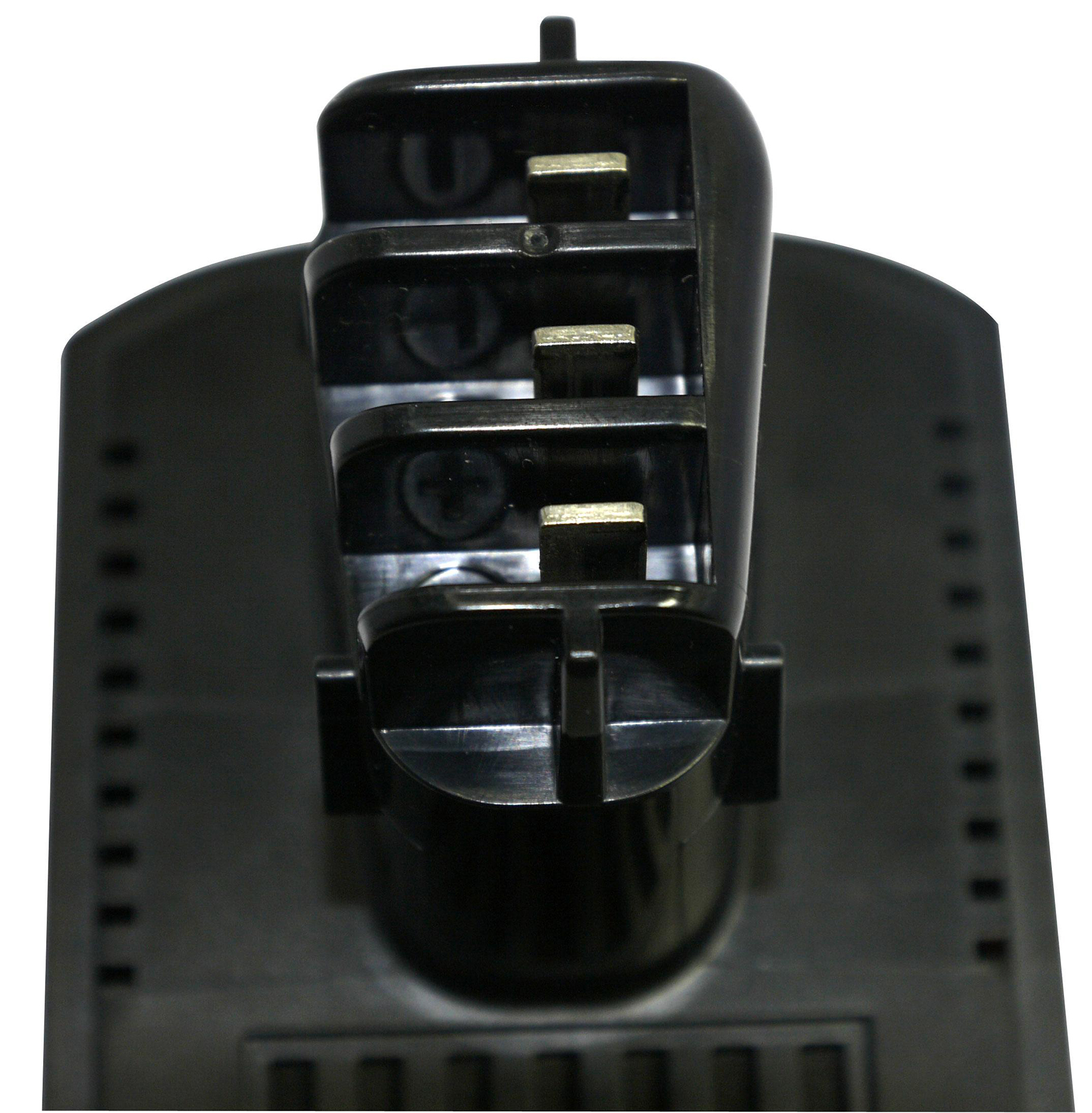 Nahaufnahme eines schwarzen Batterieanschlusses mit Metallkontakten und Rillen.