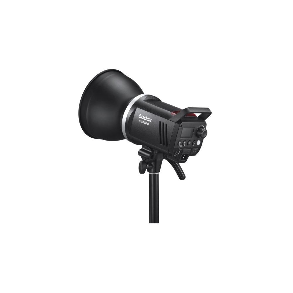 Zwarte studioflitser met reflector op statief, geïsoleerd op wit.