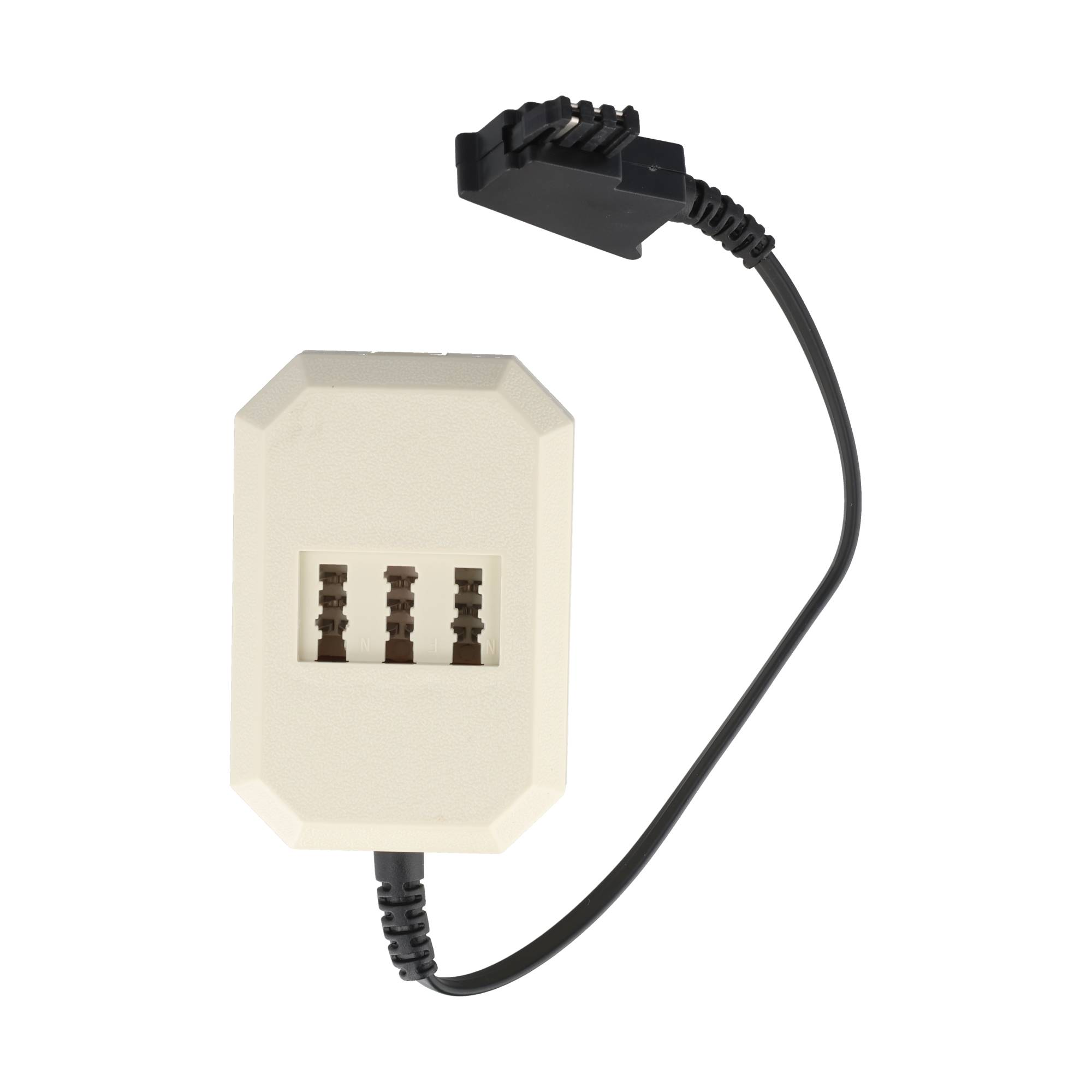 Ein beigefarbener Adapter mit drei Buchsen und einem schwarzen Stecker.