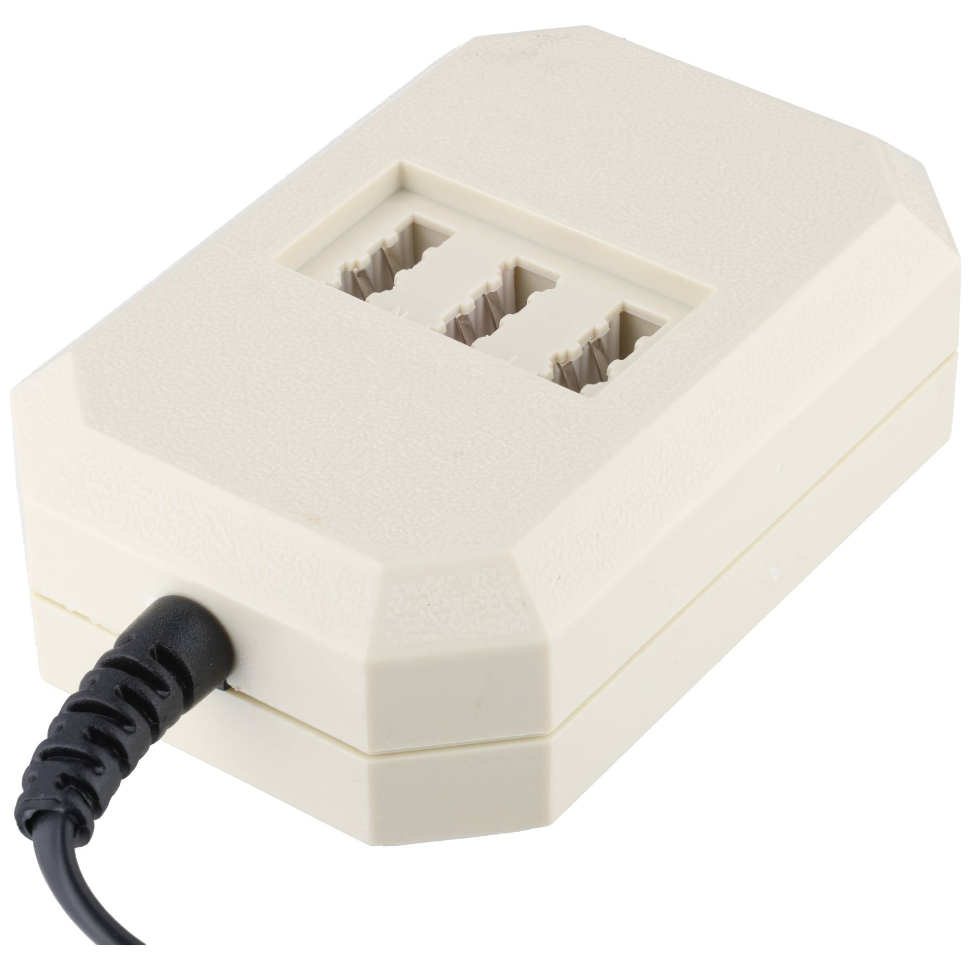 Ein beigefarbener dreifach-Telefonadapter mit einem schwarzen Kabel.