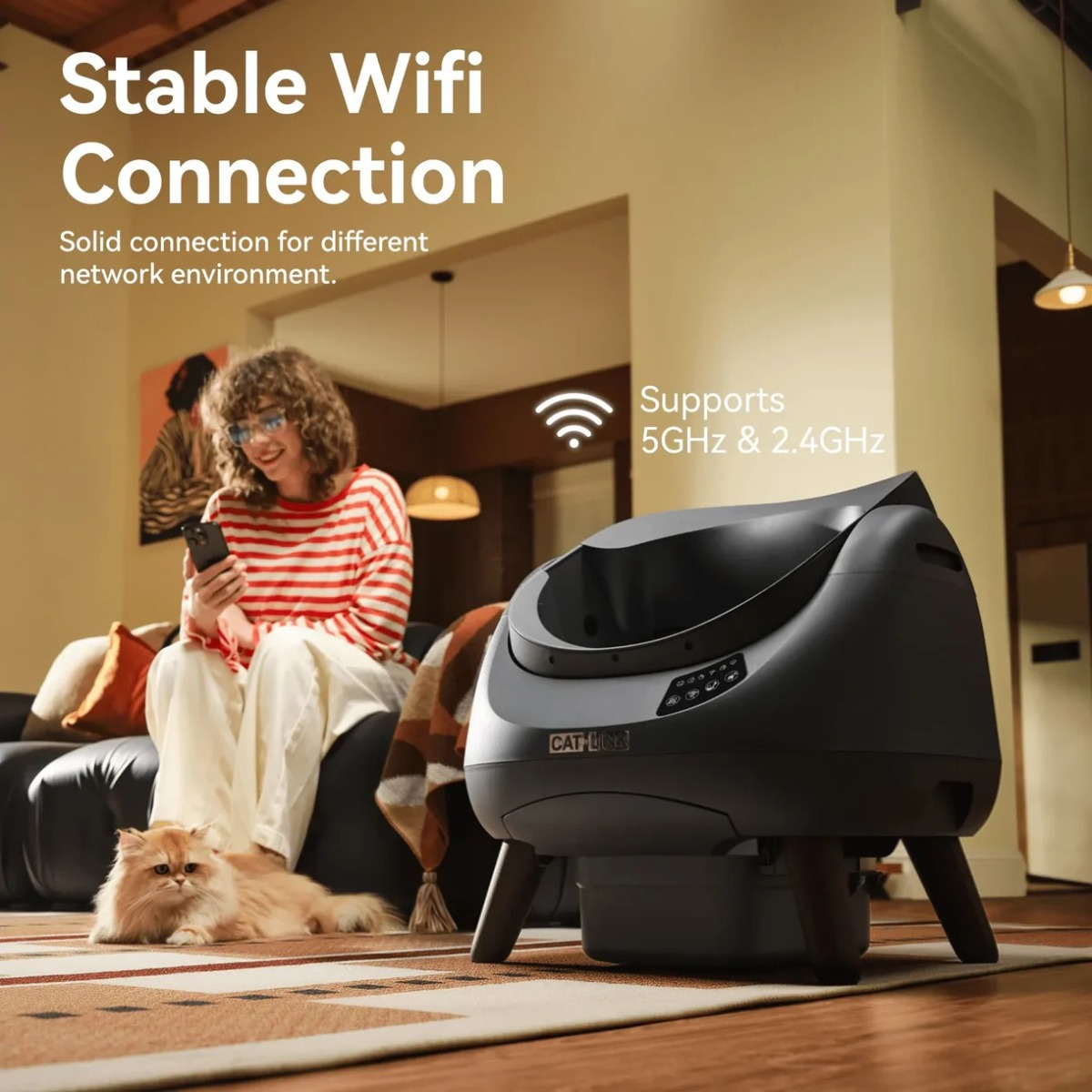 Donna con gatto e dispenser per animali in soggiorno con simbolo wifi.
