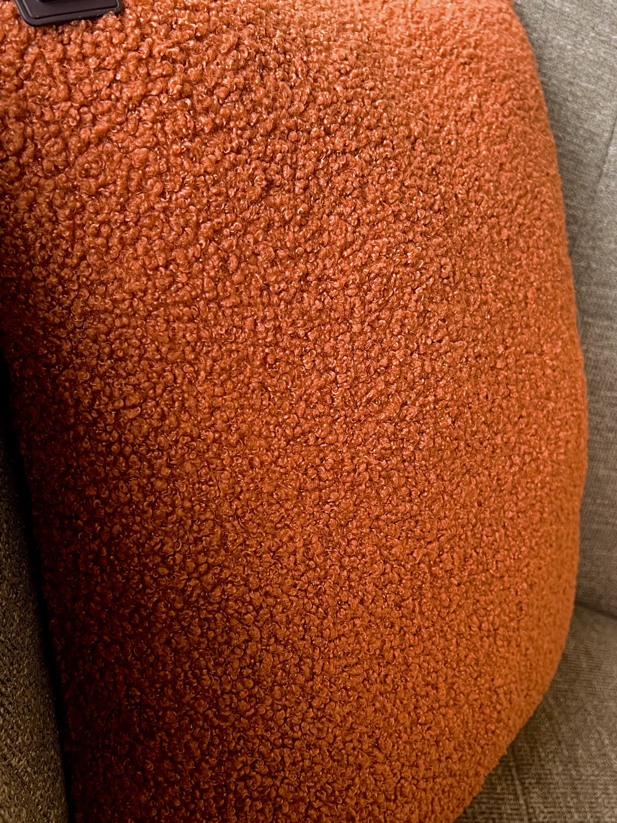 Orangefarbener Teddybärstoff, daneben ein grauer Stoff.