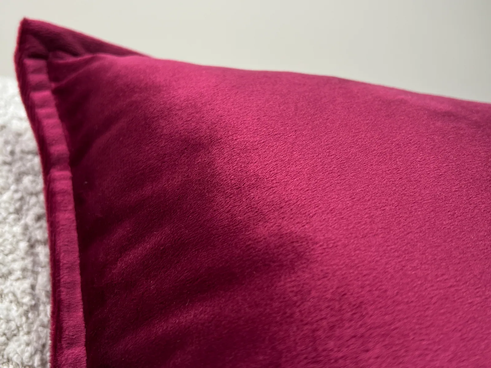 Ein roter Kissenbezug mit Textur, Nahaufnahme.