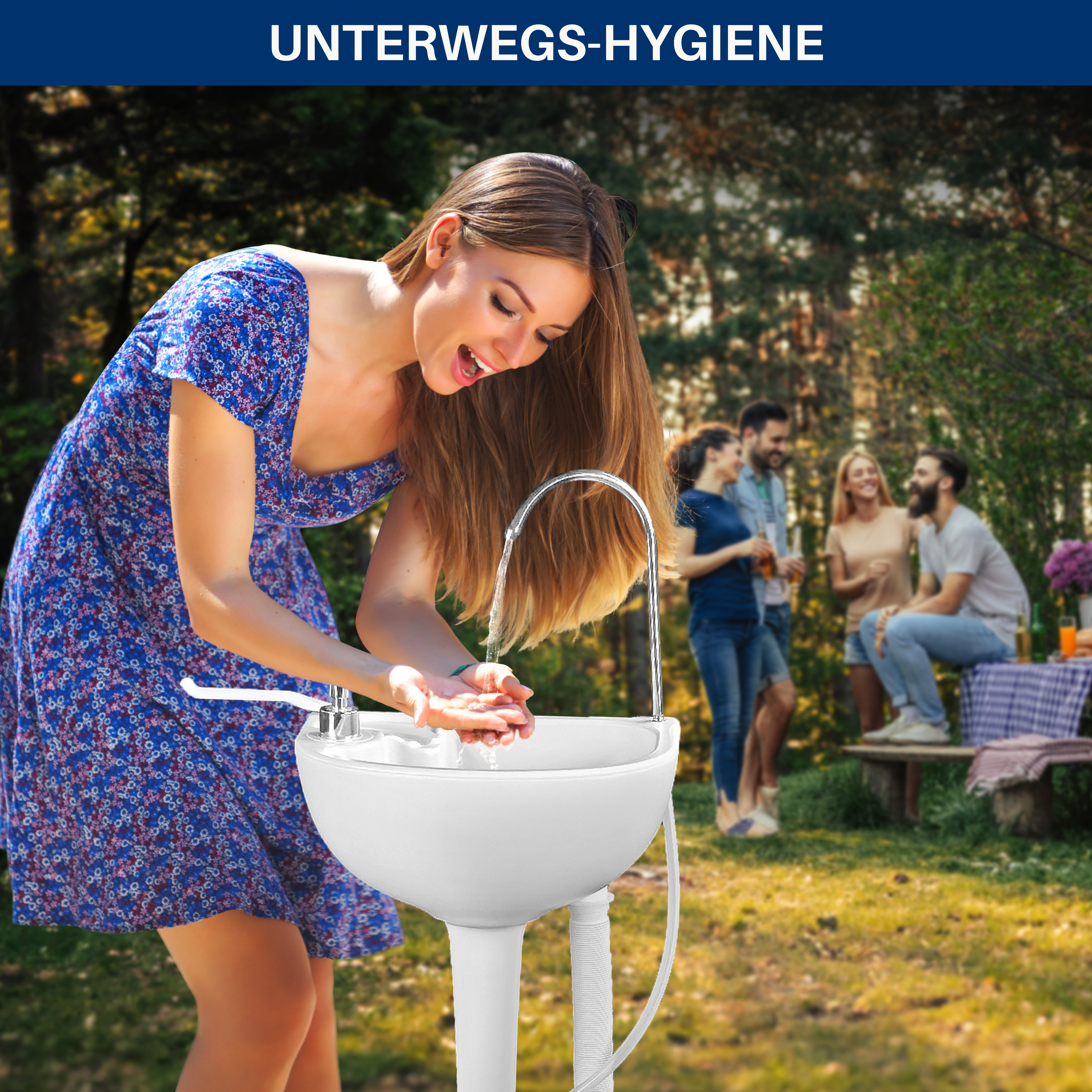 Eine Frau wäscht sich im Freien im Spülbecken die Hände, während Freunde im Hintergrund entspannen.