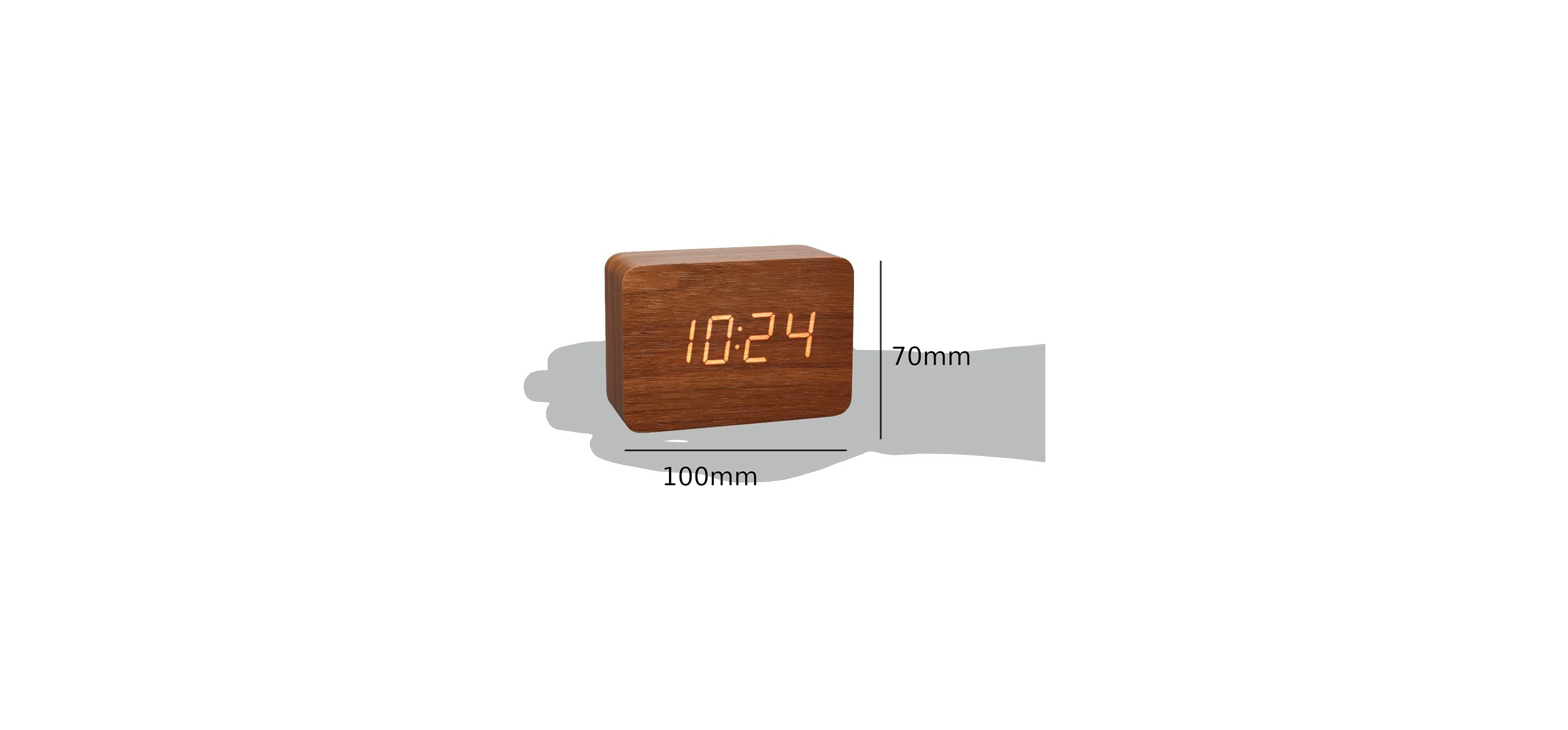 Ein hölzerner Digitalwecker zeigt 10:24 an, mit Maßen von 100 mm und 70 mm.