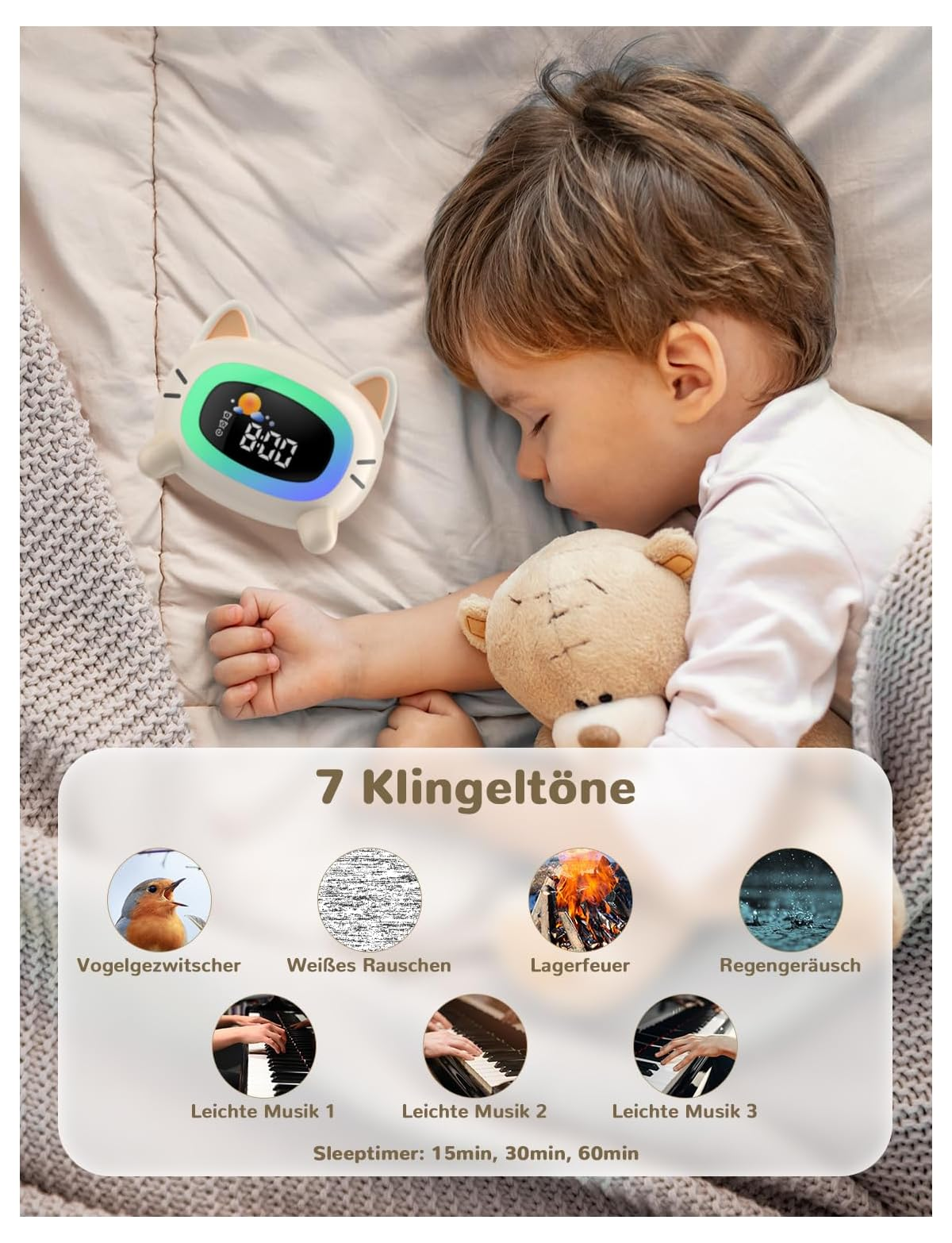 Ein Kind schläft neben einem Katzenwecker, der 8:00 anzeigt.