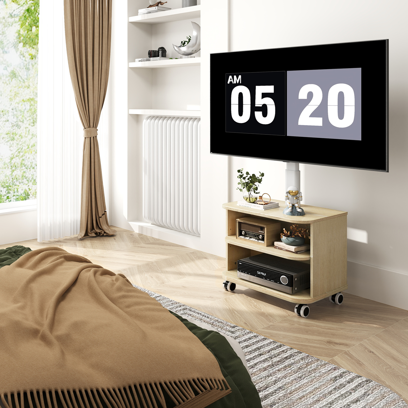 Ein Schlafzimmer mit einem Bett, Vorhängen, einem Fernseher und einem Rollwagen.