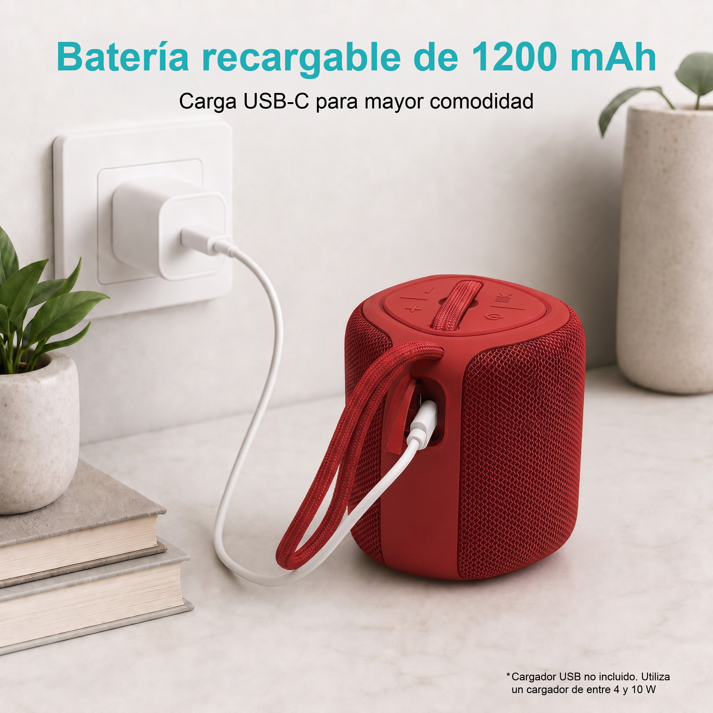 Un altoparlante rosso si carica tramite USB-C da una presa a muro.