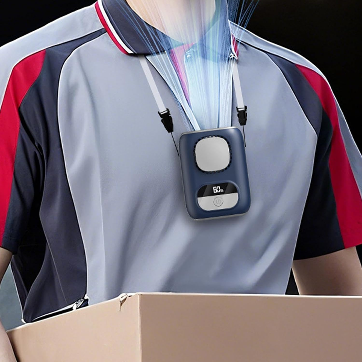 Person mit Halsventilator und Kasten. Der Ventilator zeigt 80% an.