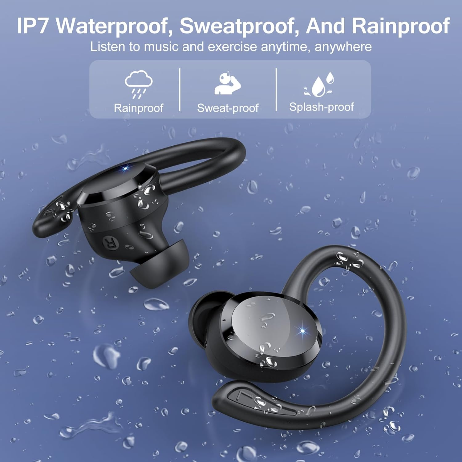 Schwarze Ohrhörer mit Wassertropfen auf blauem Hintergrund.