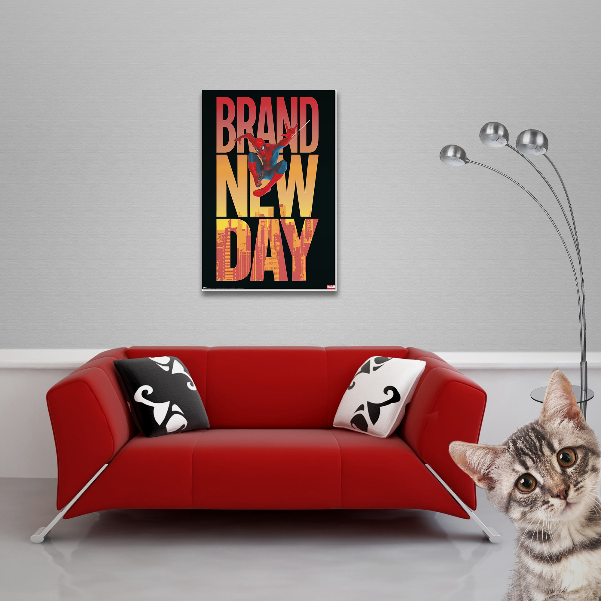 Ein rotes Sofa mit Kissen vor einem Poster von Spider-Man und einer Katze.