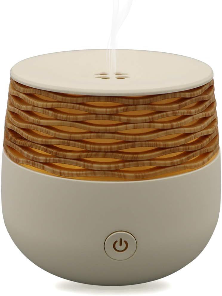 Ein runder Diffusor gibt Dampf ab, mit einem Holzmuster und einem Power-Symbol.