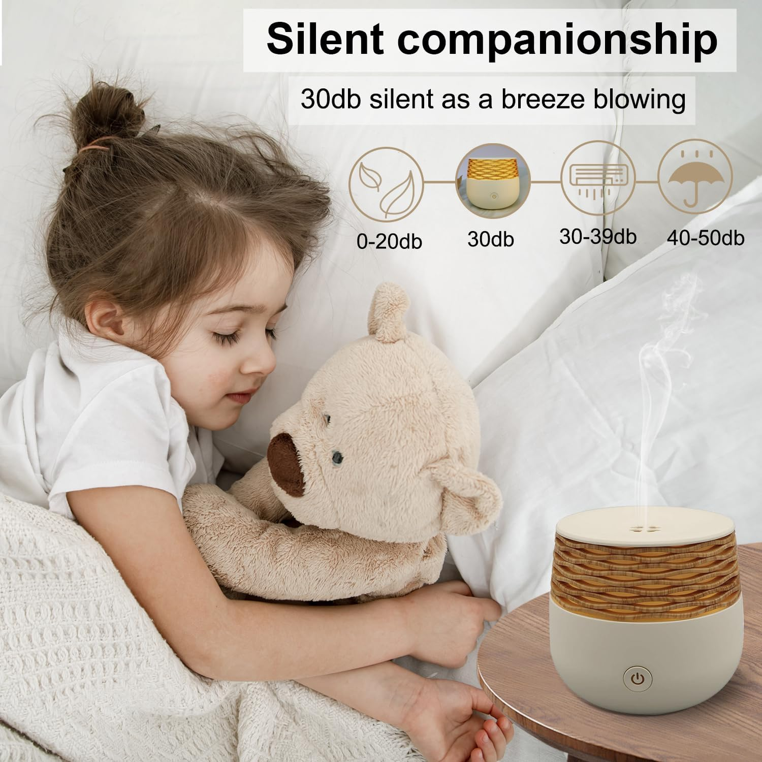 Ein kleines Mädchen schläft mit einem Teddybär, neben einem Diffusor mit Dampf.
