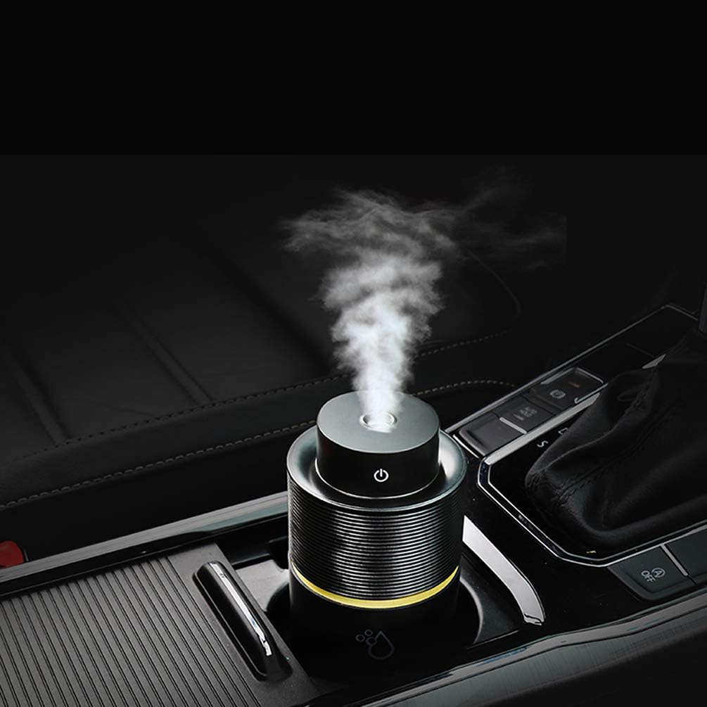 Ein schwarzer Diffusor gibt Dampf in einem Auto ab.
