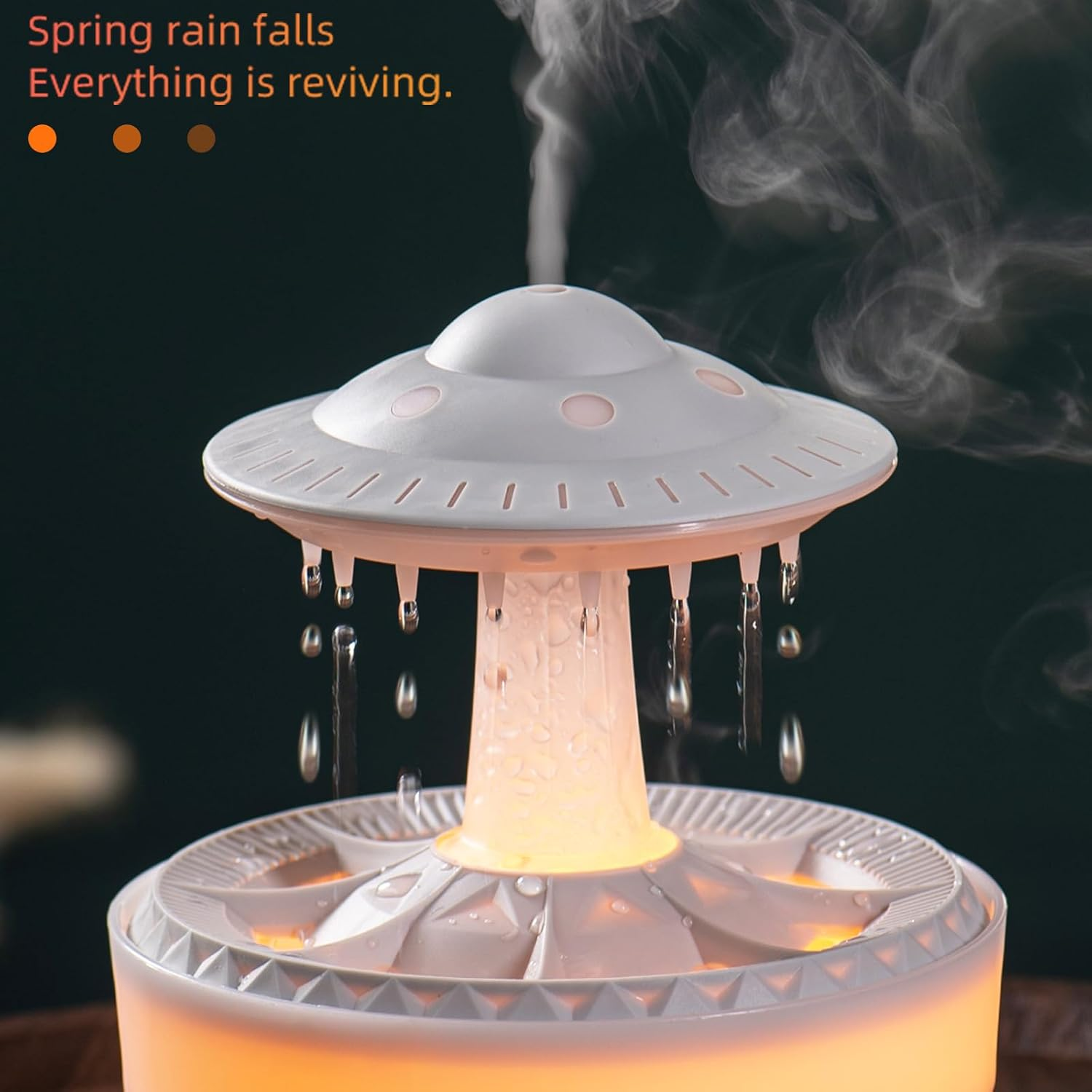 Ein UFO-förmiger Diffusor mit Nebel und fallenden Wassertropfen.
