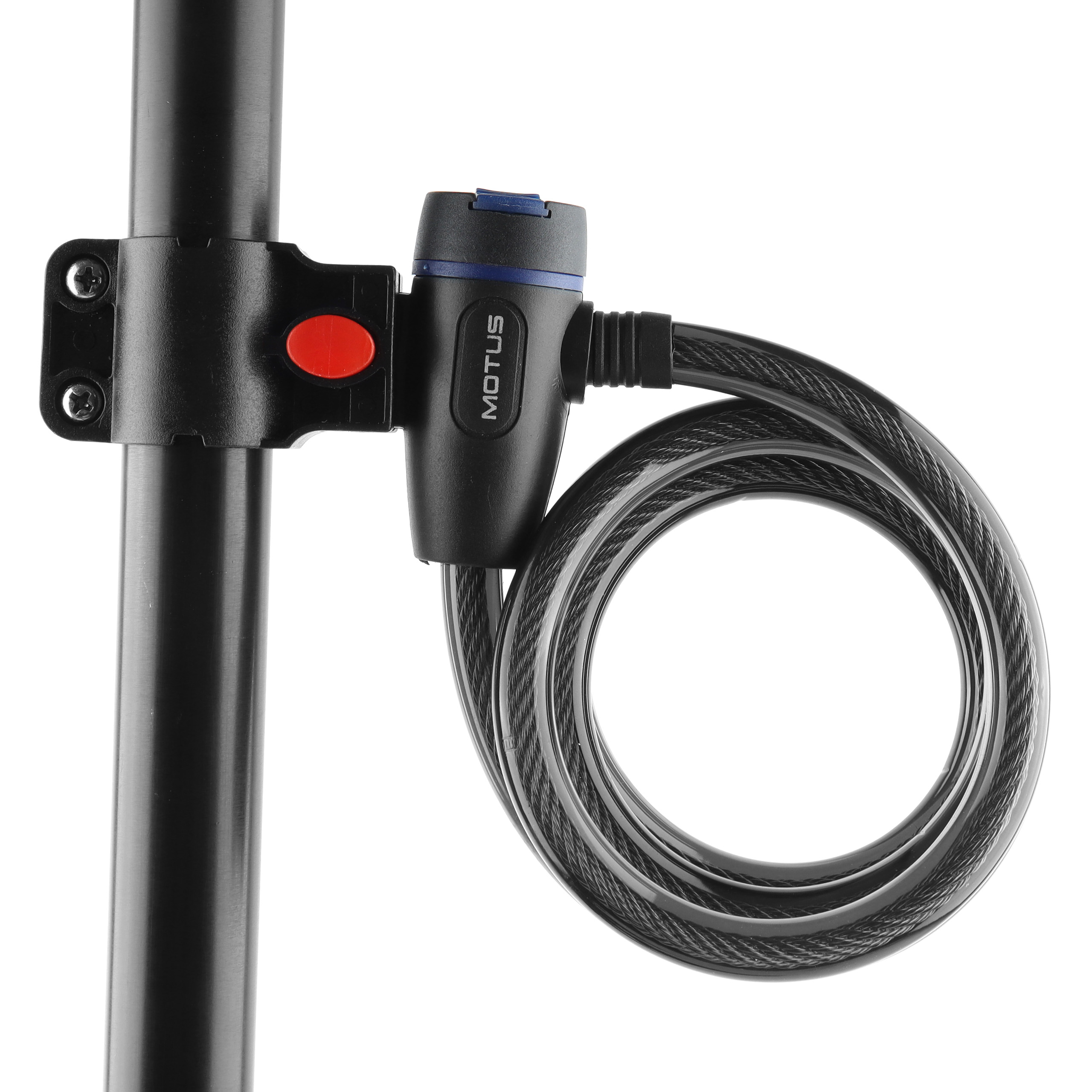 Un lucchetto da bicicletta in cavo nero è fissato a un palo nero. Il lucchetto ha un pulsante rosso.