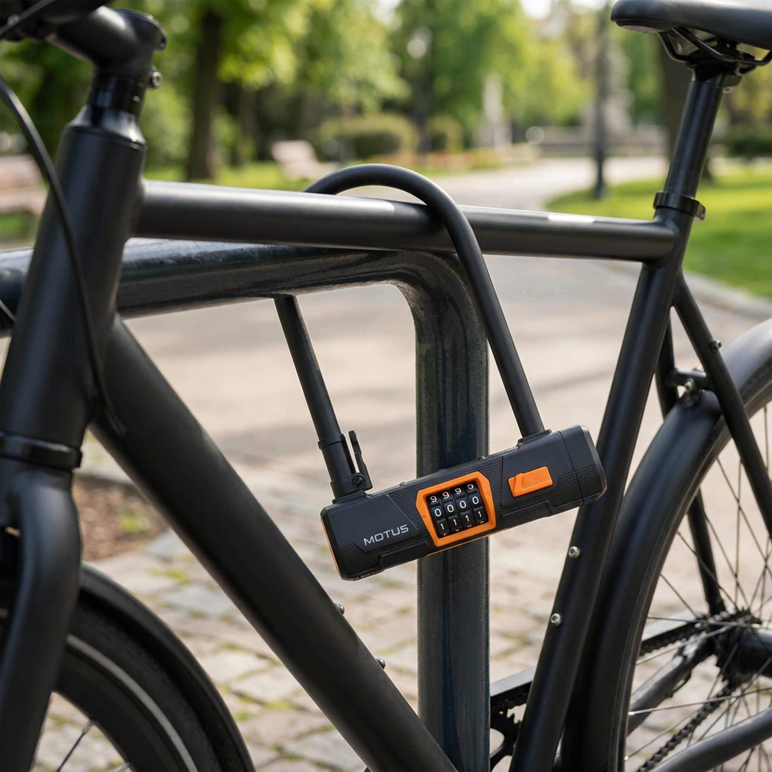 Una bicicleta negra asegurada con un candado de combinación naranja y negro a un soporte de metal.