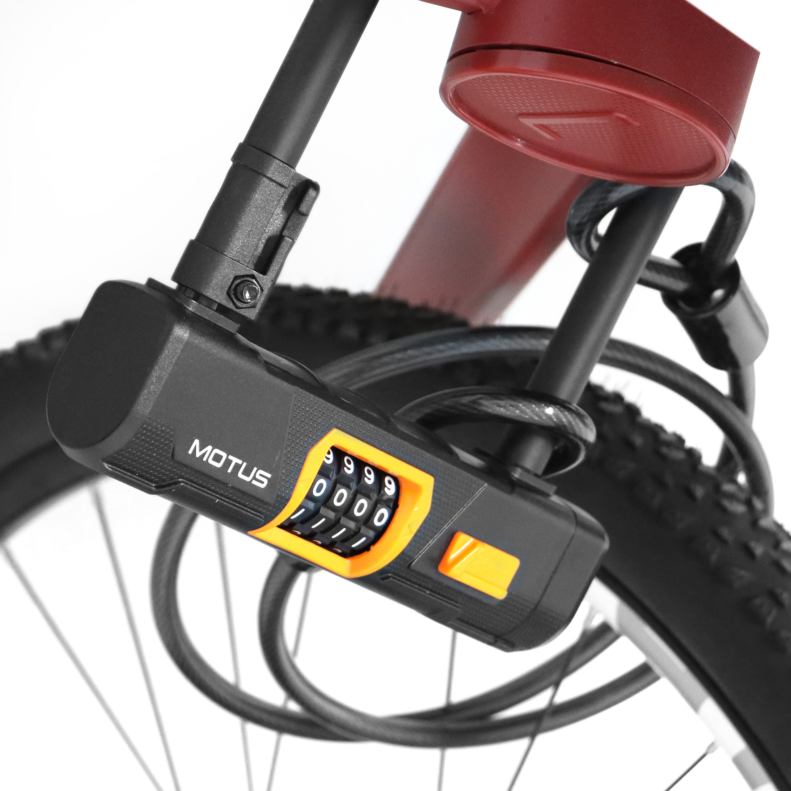 Un candado de bicicleta negro con combinación está fijado al cuadro de una bicicleta.