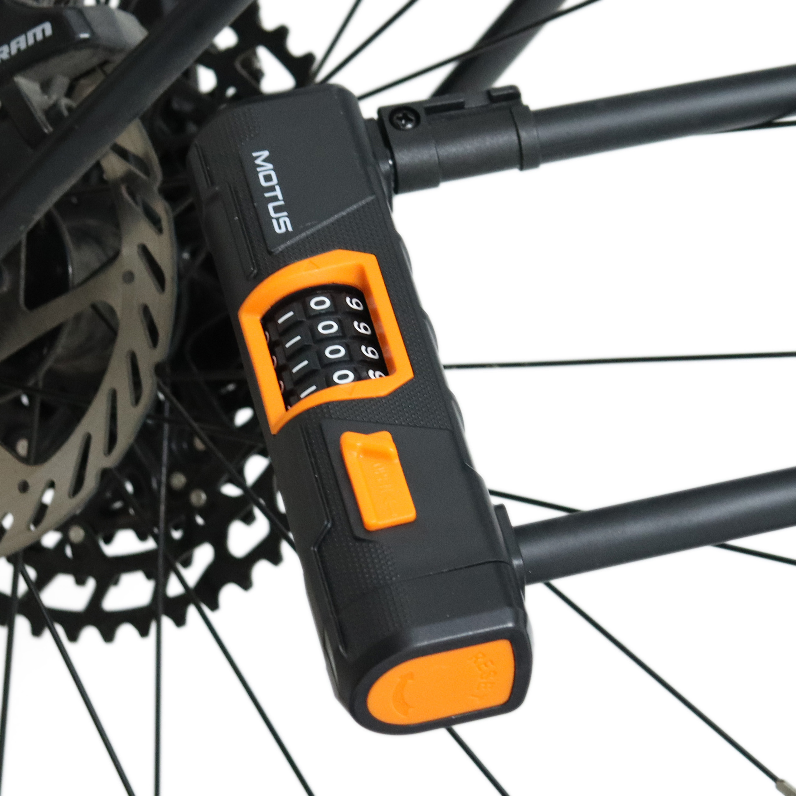 Candado de bicicleta negro con detalles naranjas en la rueda trasera.