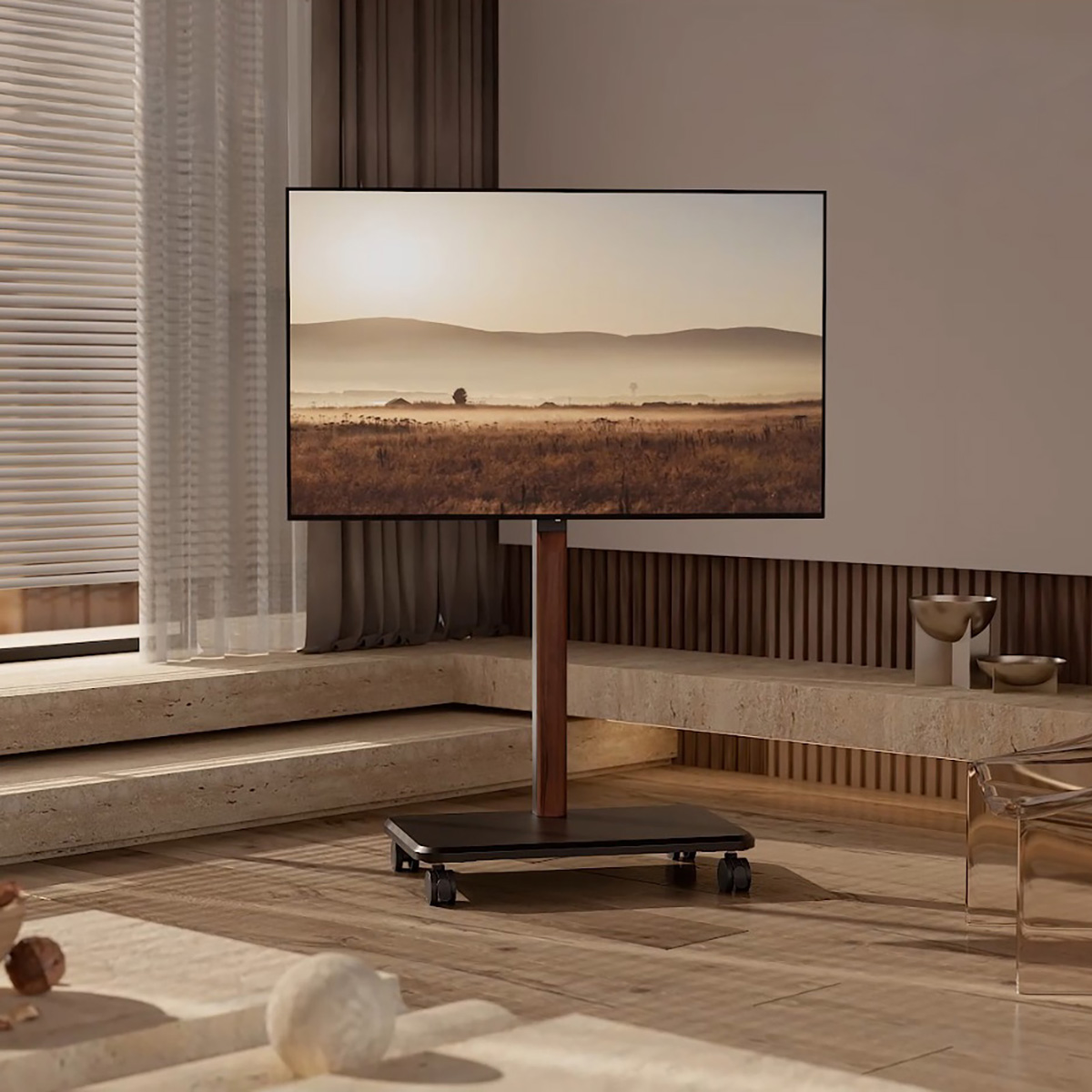 Moderner Fernseher auf Holzständer mit Rädern, zeigt Landschaftsbild.