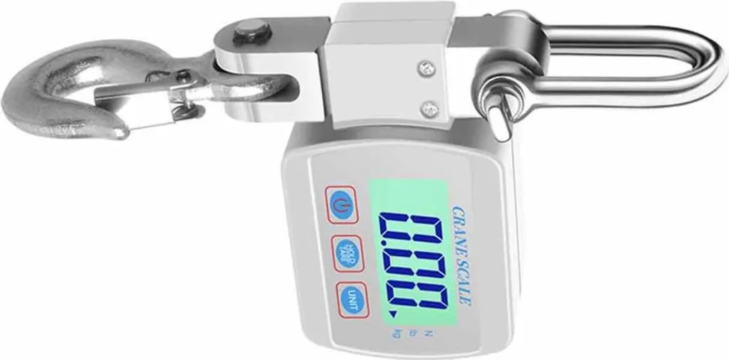 Eine digitale Kranwaage mit Haken und Schäkel zeigt 0,00 an.