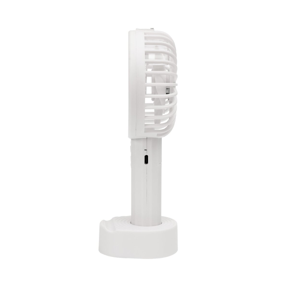 Ein weißer, tragbarer Ventilator mit einem abgerundeten Sockel, von der Seite gezeigt.