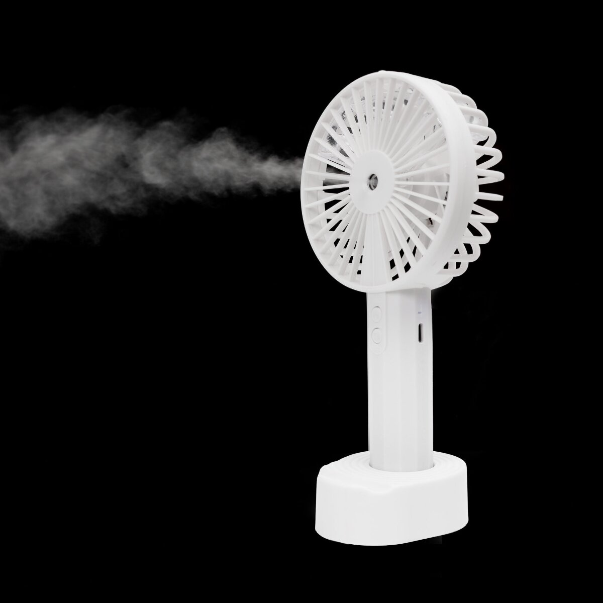 Ein weißer Ventilator sprüht Wassernebel auf schwarzem Hintergrund.