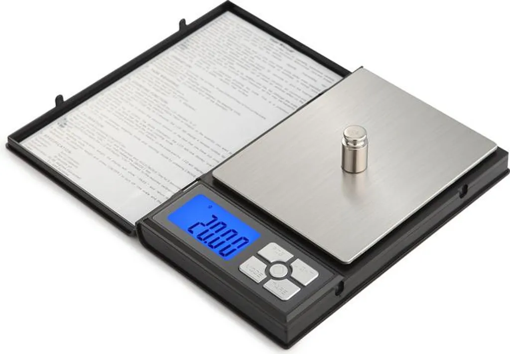 Eine digitale Waage mit einem silbernen Gewicht und blauem LCD-Display.