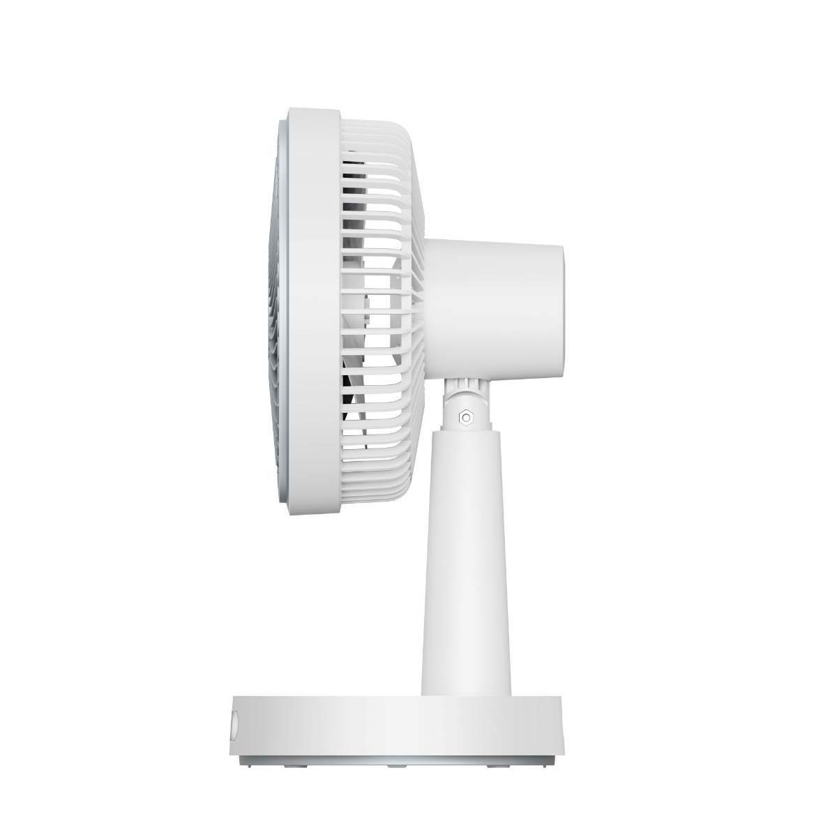 Ein weißer Tischventilator von der Seite gesehen mit einem runden Sockel.