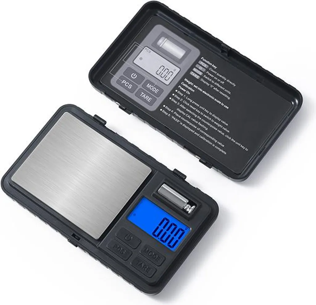 Eine schwarze Digitalwaage mit silberner Wiegefläche und blauer Anzeige.