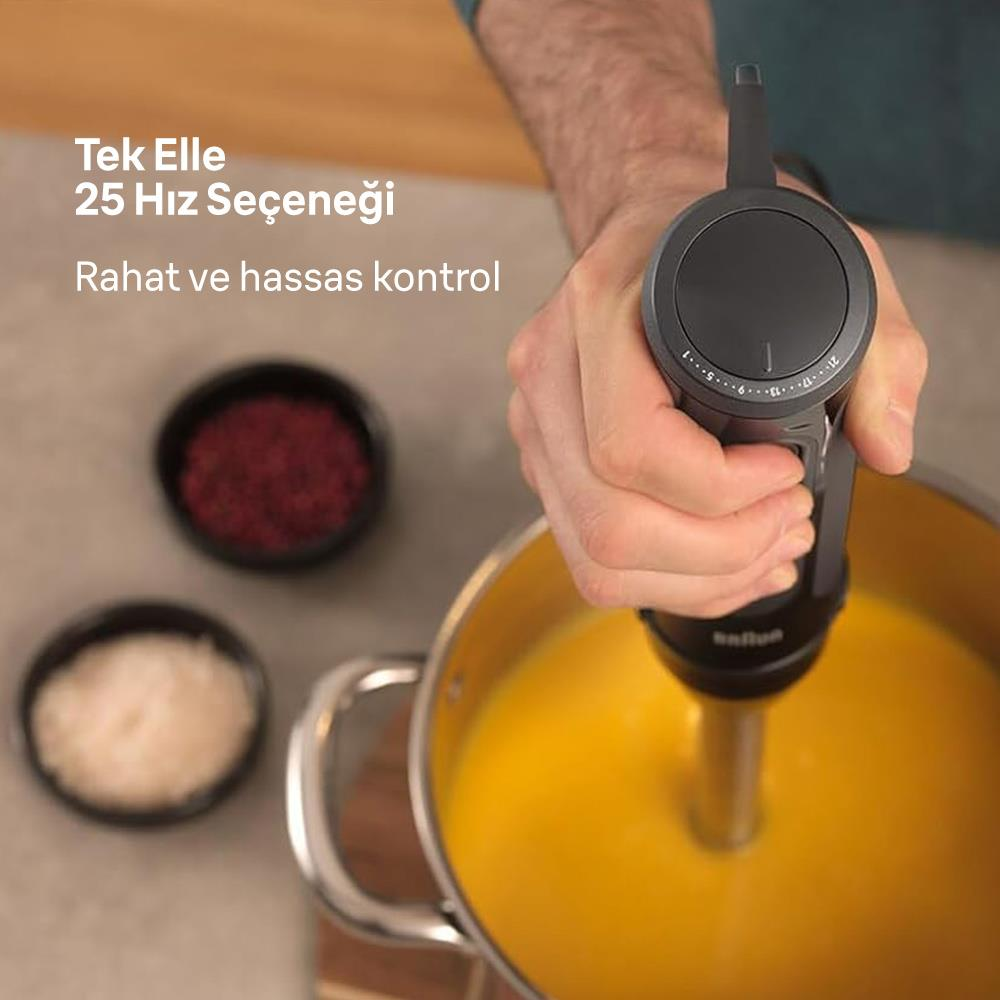 Sarı çorbada el blenderi tutuluyor, yanında kırmızı ve beyaz malzemeli kaseler var.