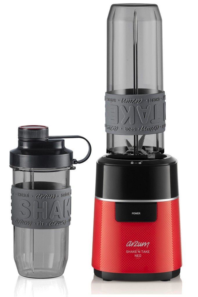 Beyaz zeminde gri shake şişesi yanında kırmızı blender.
