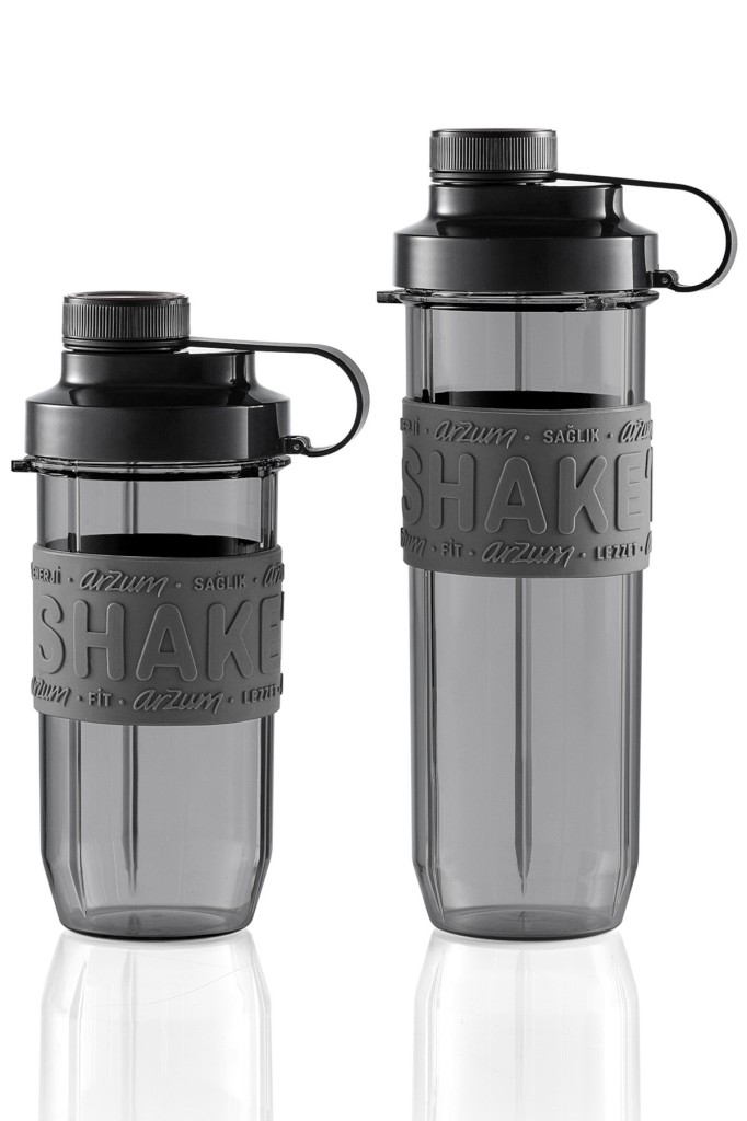 Üzerinde "SHAKE" yazan siyah kapaklı ve halkalı iki gri plastik shaker.
