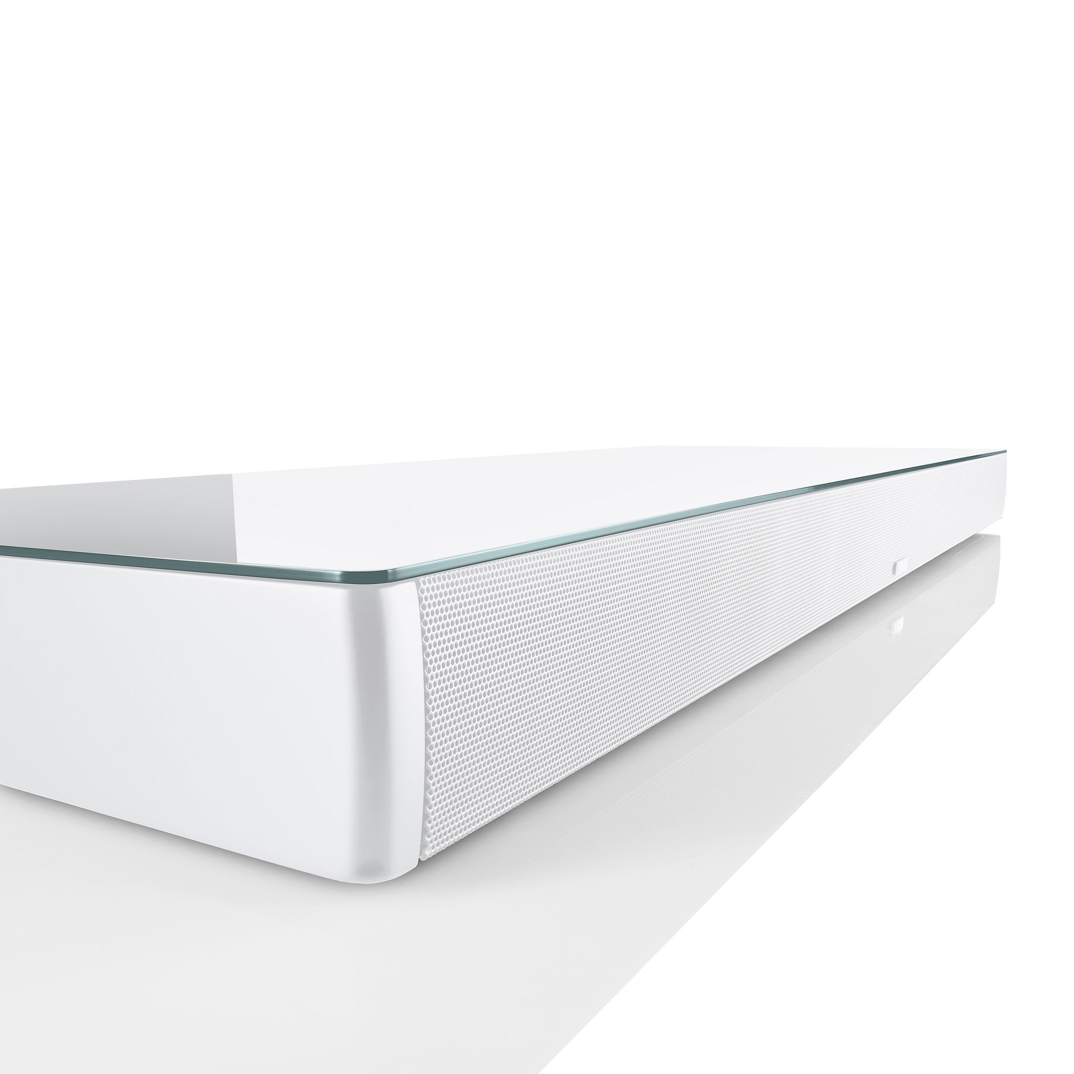 Eine weiße Soundbar mit Glasoberseite und perforierter Vorderseite auf weißem Hintergrund.