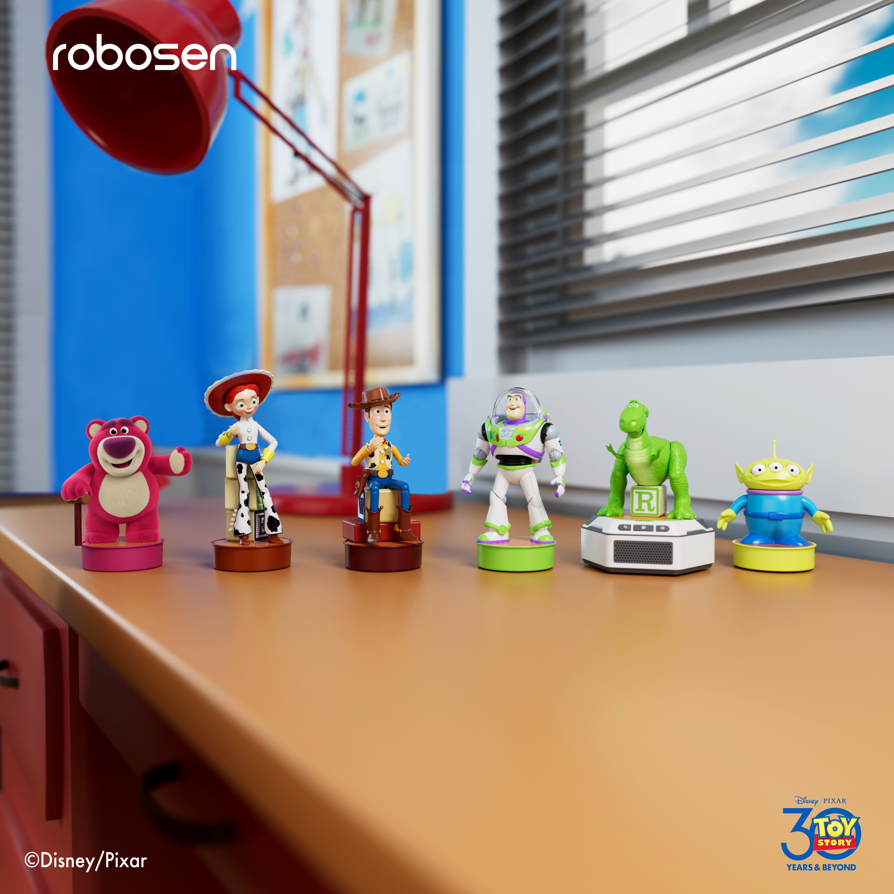 Figuras de Toy Story en un escritorio: Lotso, Jessie, Woody, Buzz, Rex y Alien.