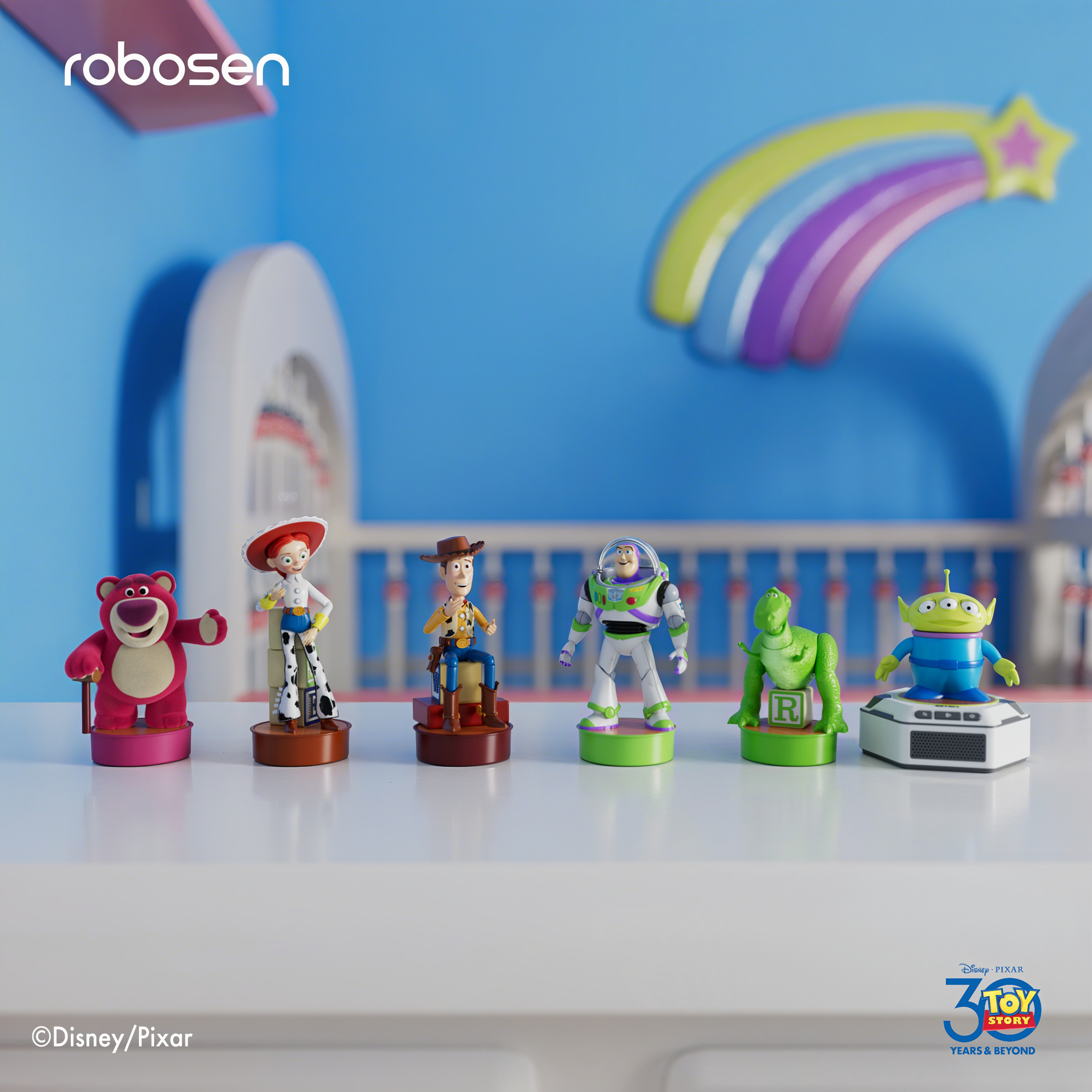 Personajes de Toy Story Lotso, Jessie, Woody, Buzz, Rex y Alien en un estante con un arcoíris.