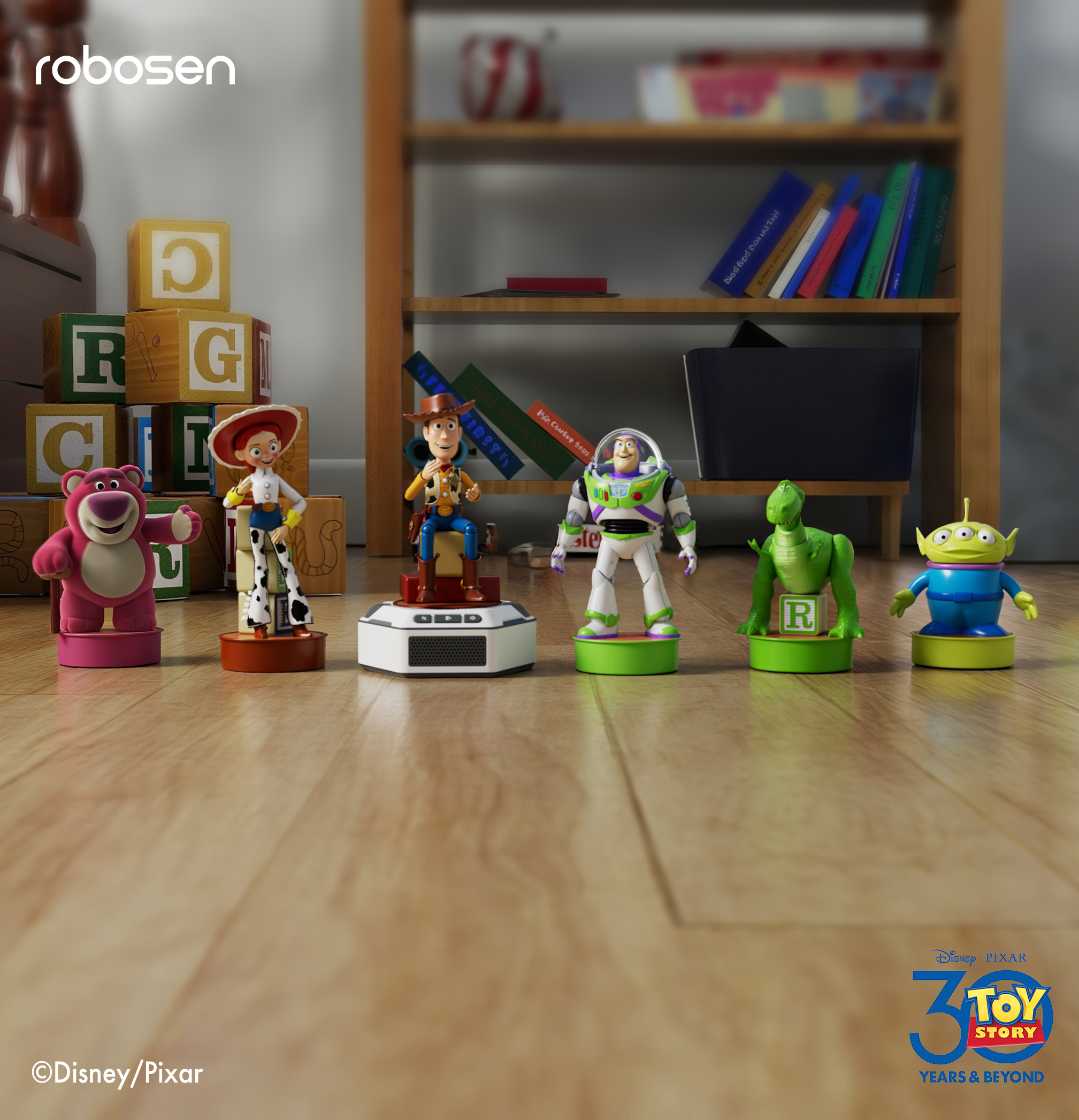 Figuras de Toy Story sobre suelo de madera frente a estante con libros y juguetes.