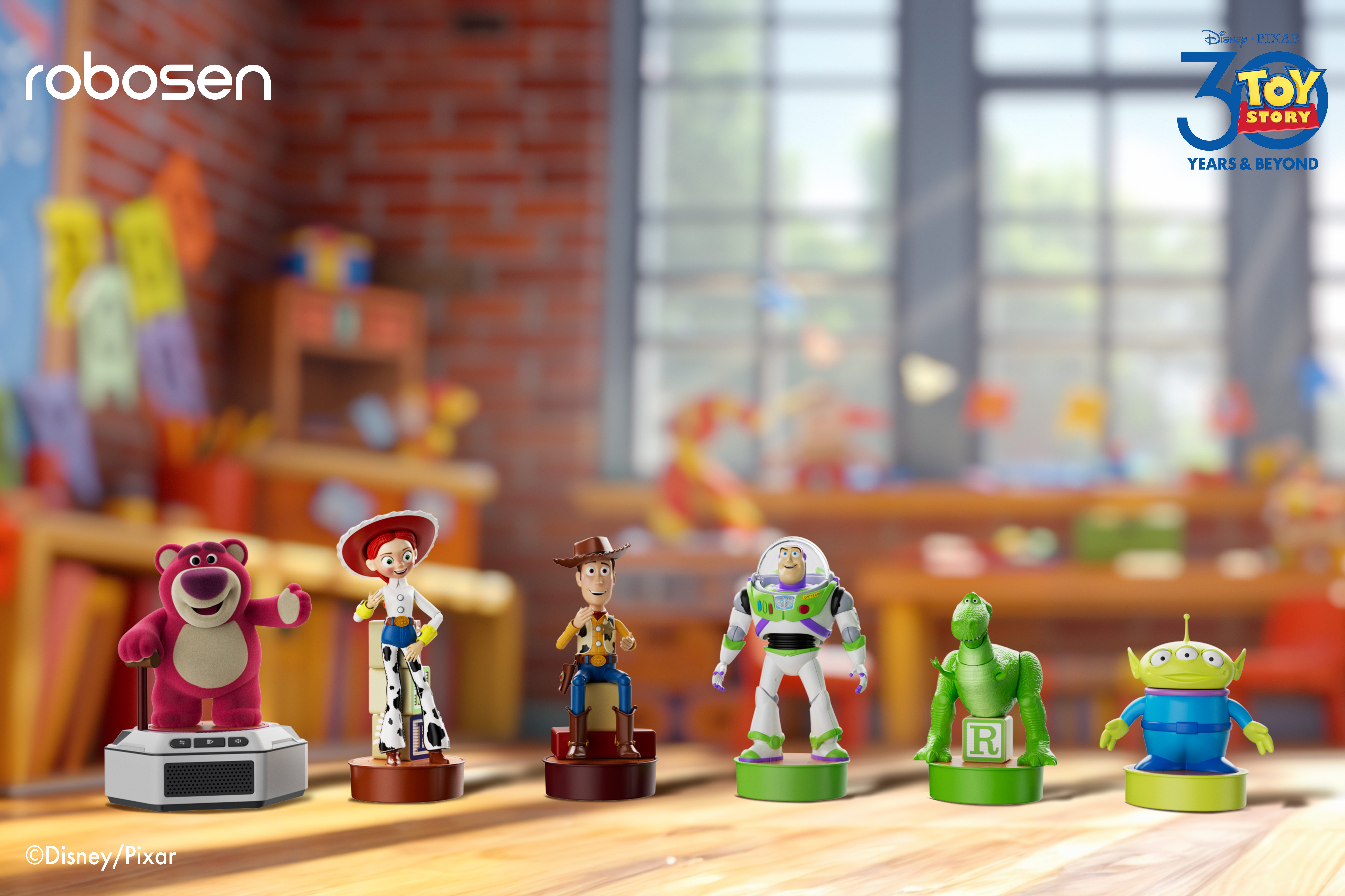 Figuras de Toy Story: Lotso, Jessie, Woody, Buzz, Rex, Alien frente a una estantería.