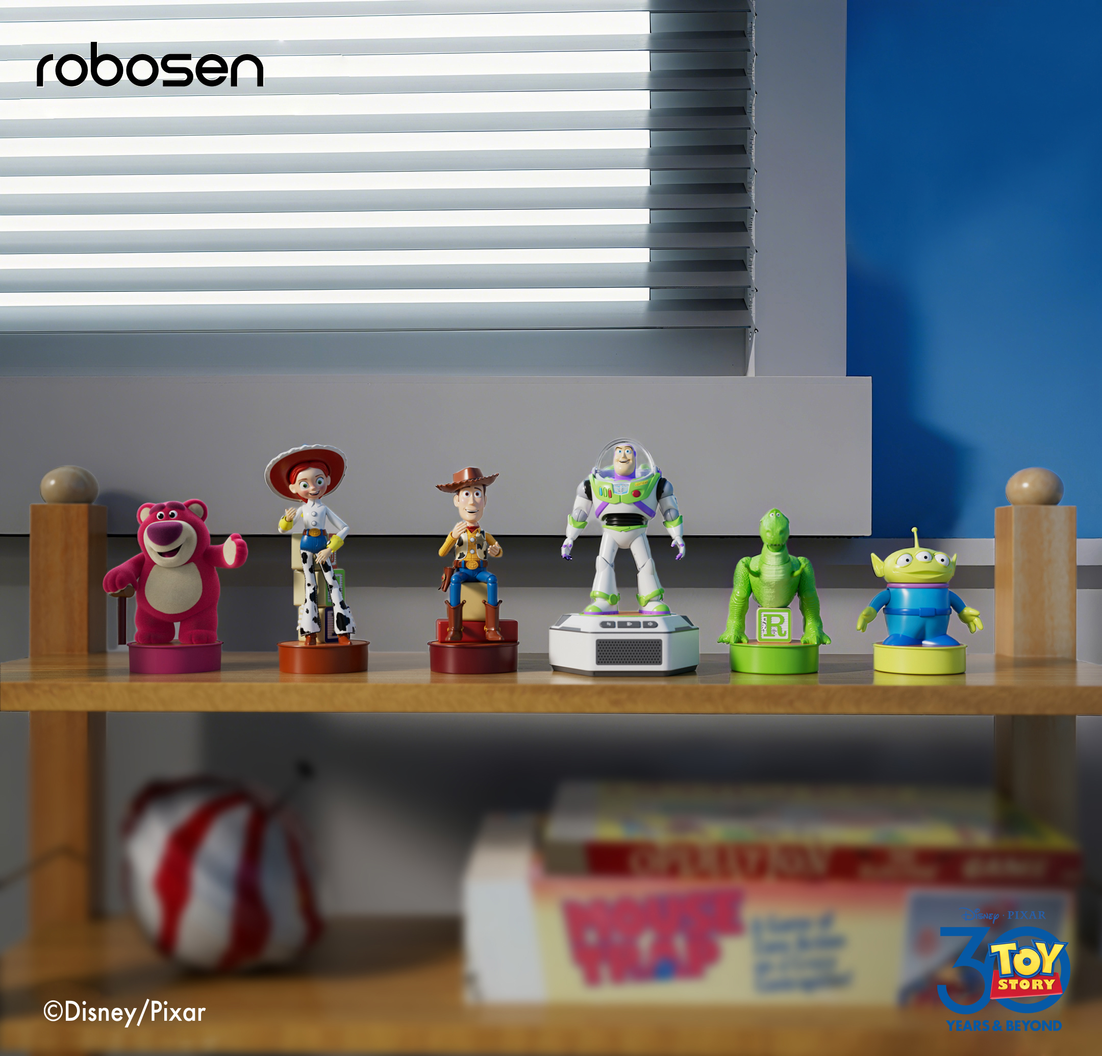 Figuras de juguete de Lotso, Jessie, Woody, Buzz Lightyear, Rex y Alien en un estante.