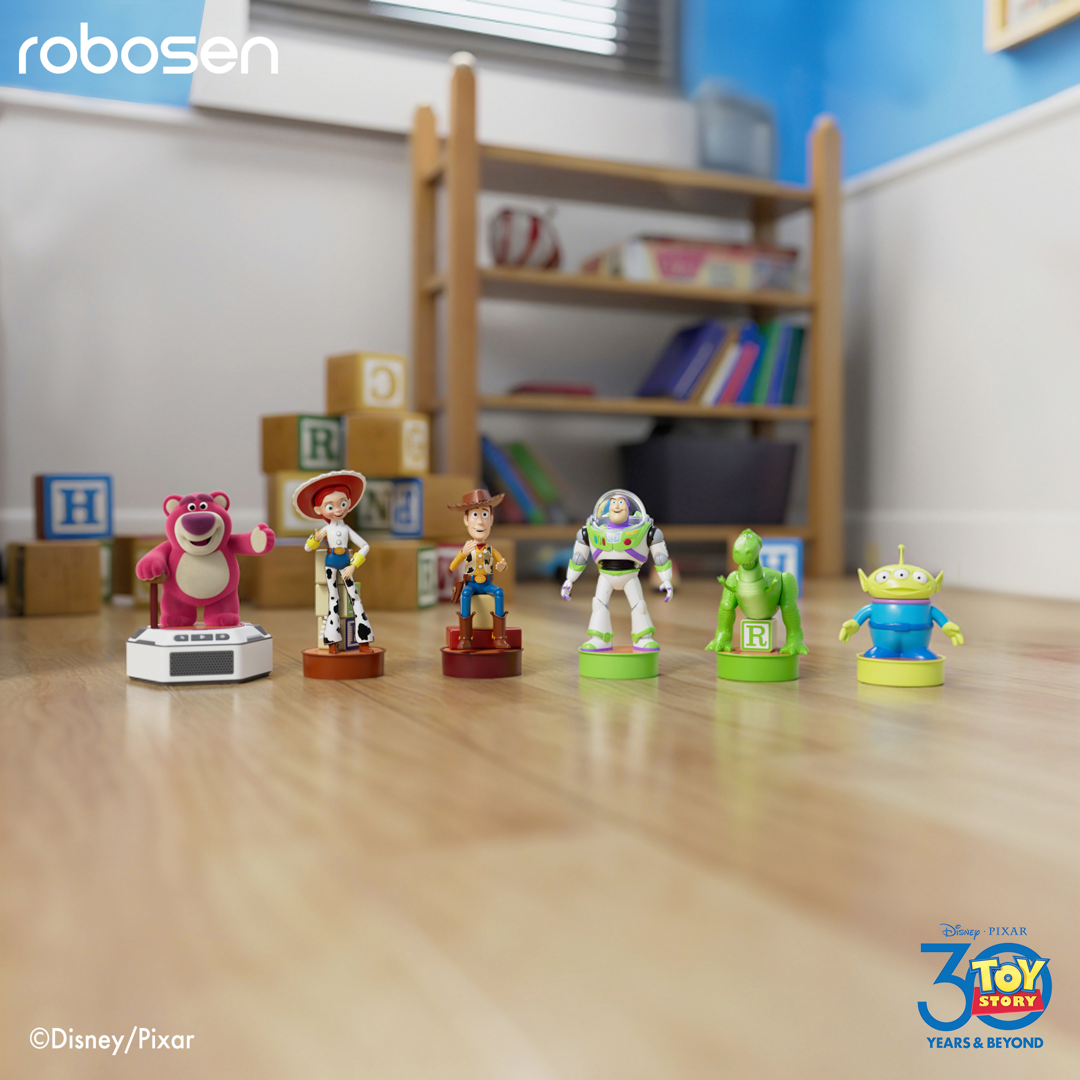 Figuras de Toy Story: Lotso, Jessie, Woody, Buzz, Rex y Alien sobre suelo de madera.