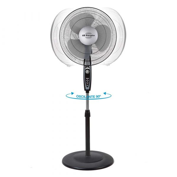 Un ventilador de pie negro con detalles plateados y cabeza oscilante.